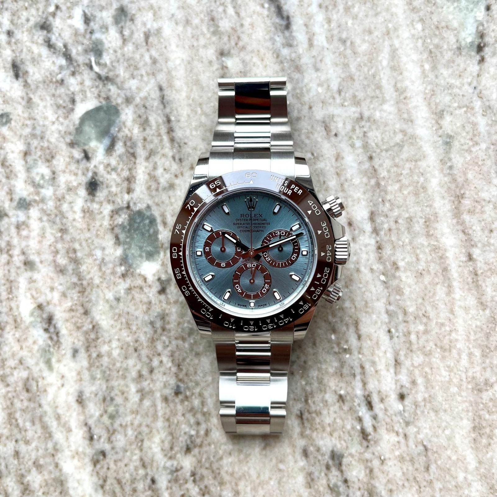 Rolex Daytona Platin Uhr mit eisblauem Zifferblatt auf Marmoruntergrund