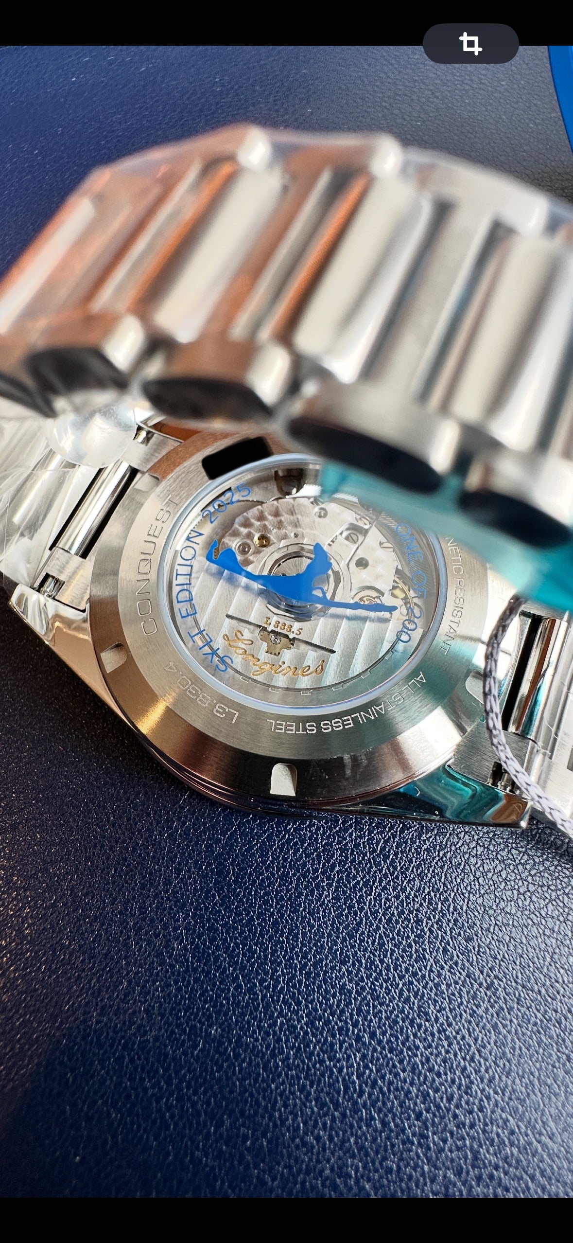 Rückseite der Longines Conquest SYLT EDITION 2025 Uhr mit Sichtboden und Edelstahluhrband