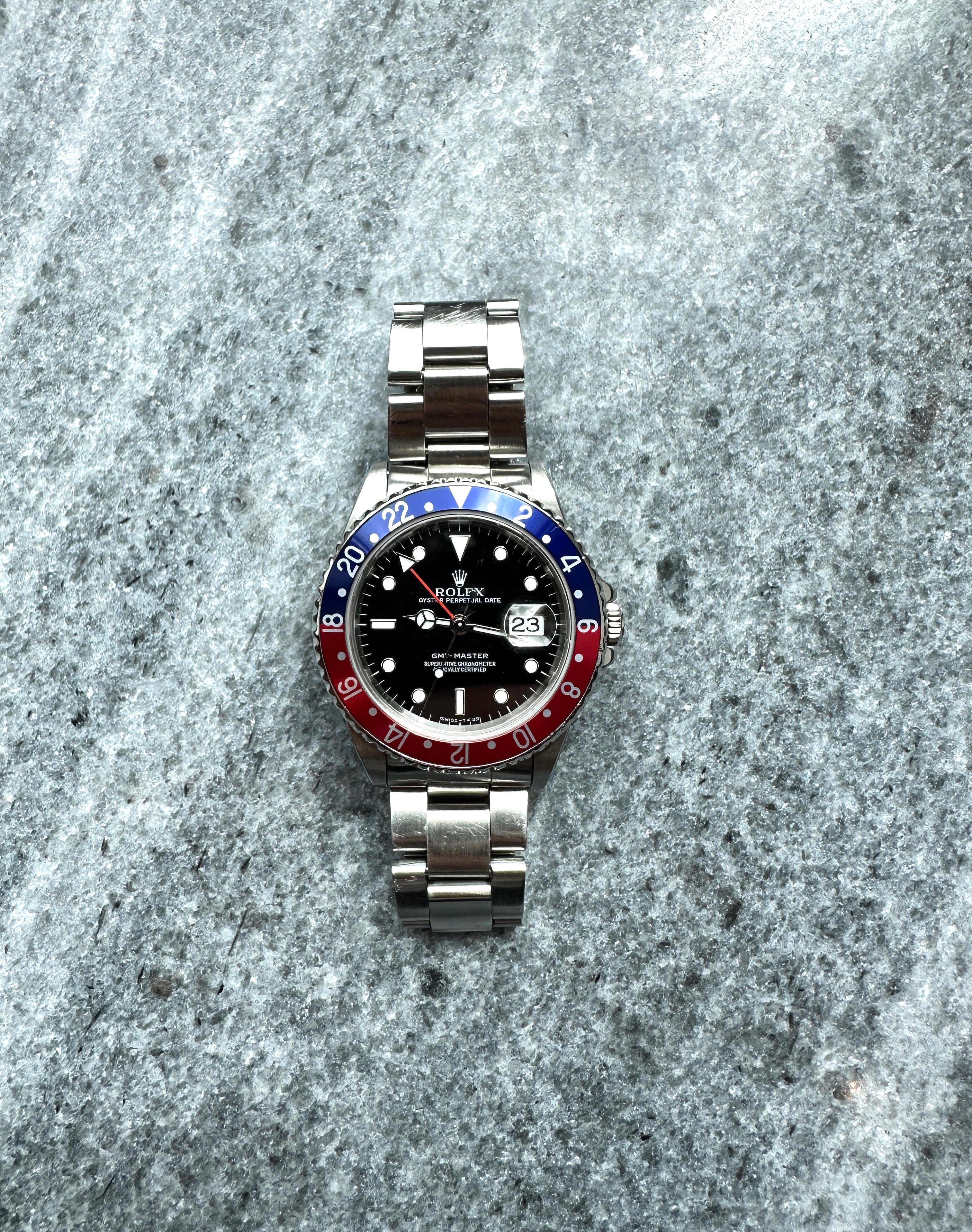 Rolex GMT-Master Pepsi 16700 aus Stahl mit blau-roter Lünette und Datumsanzeige, Frontansicht