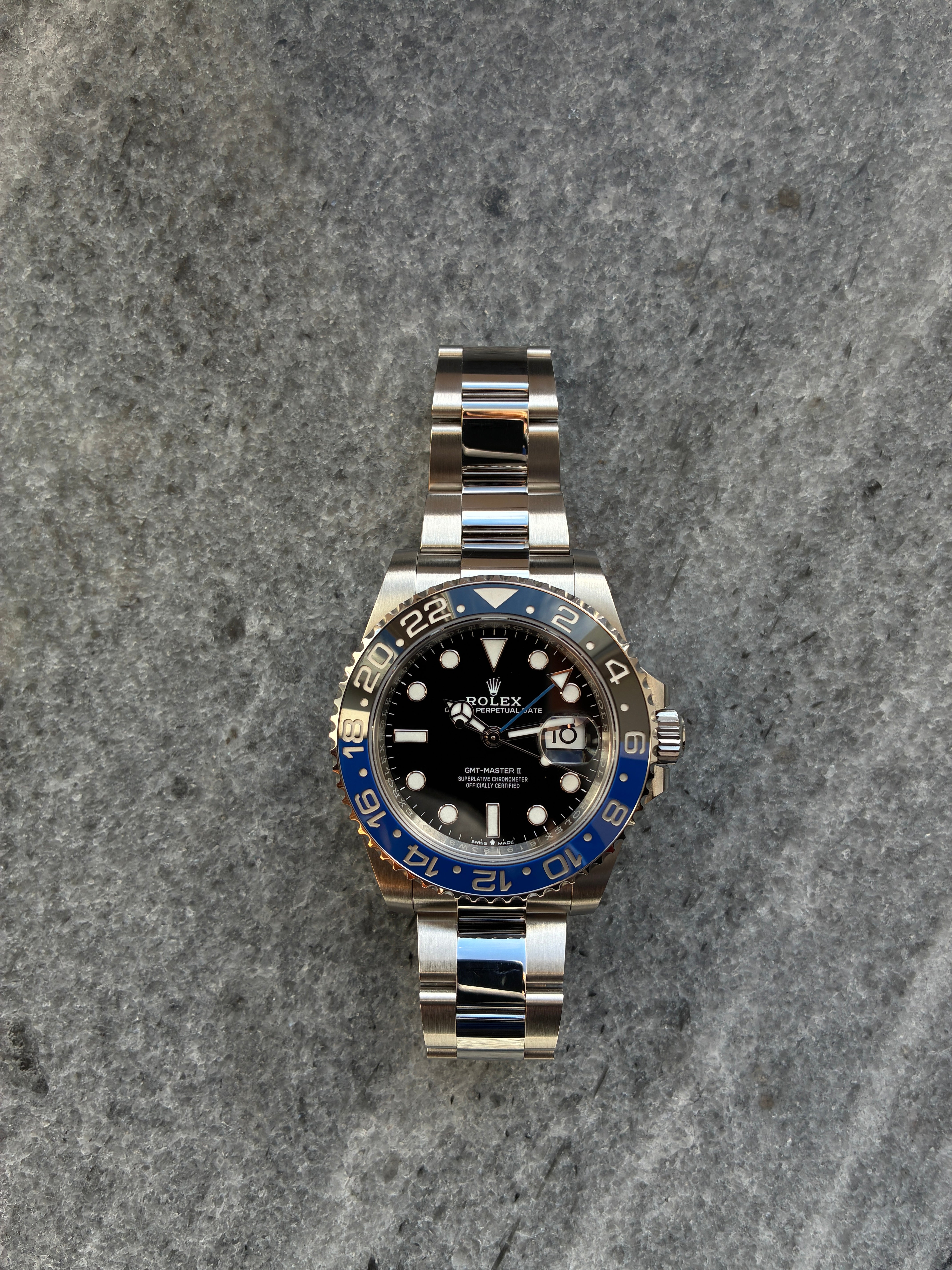 Rolex GMT-Master II Batman 40mm Stahl Automatik mit blau-schwarzer Lünette und Datumsanzeige auf Steinboden