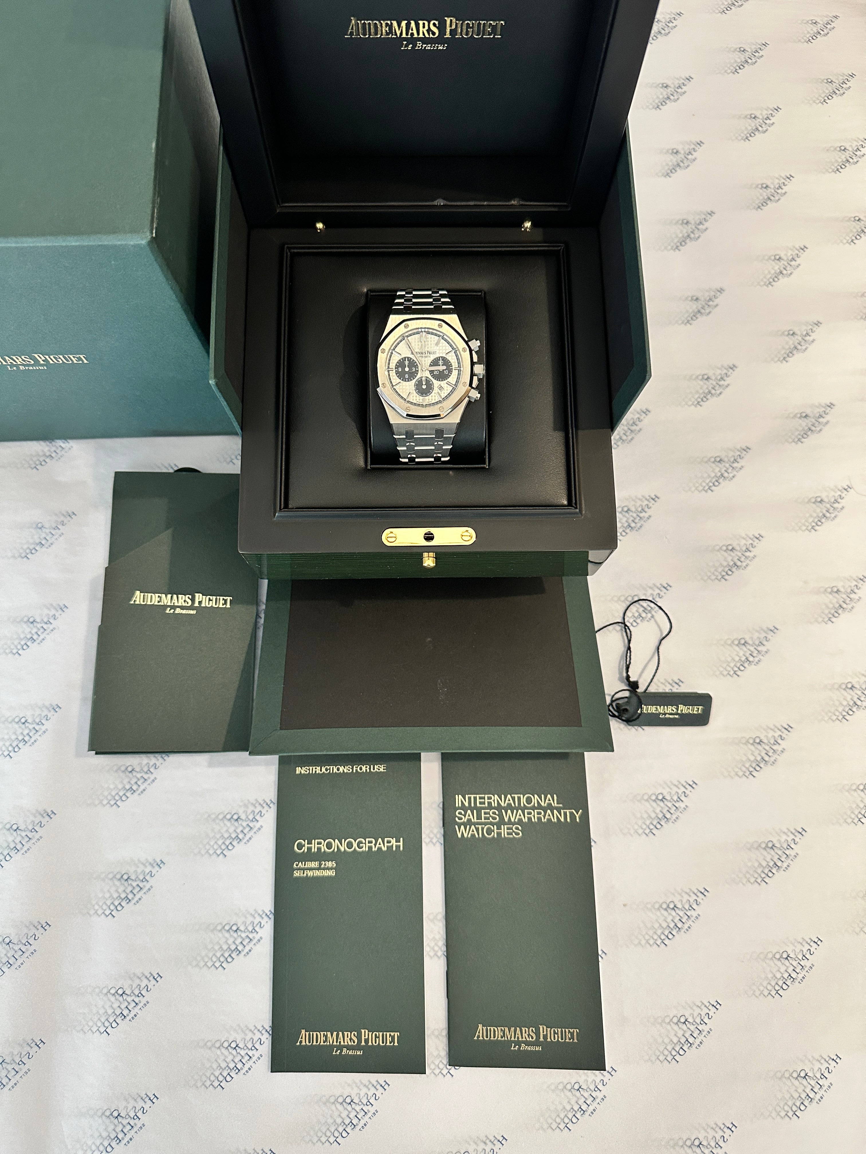 Audemars Piguet Royal Oak Chronograph 26331ST im Karton mit Zubehör auf weißem Hintergrund