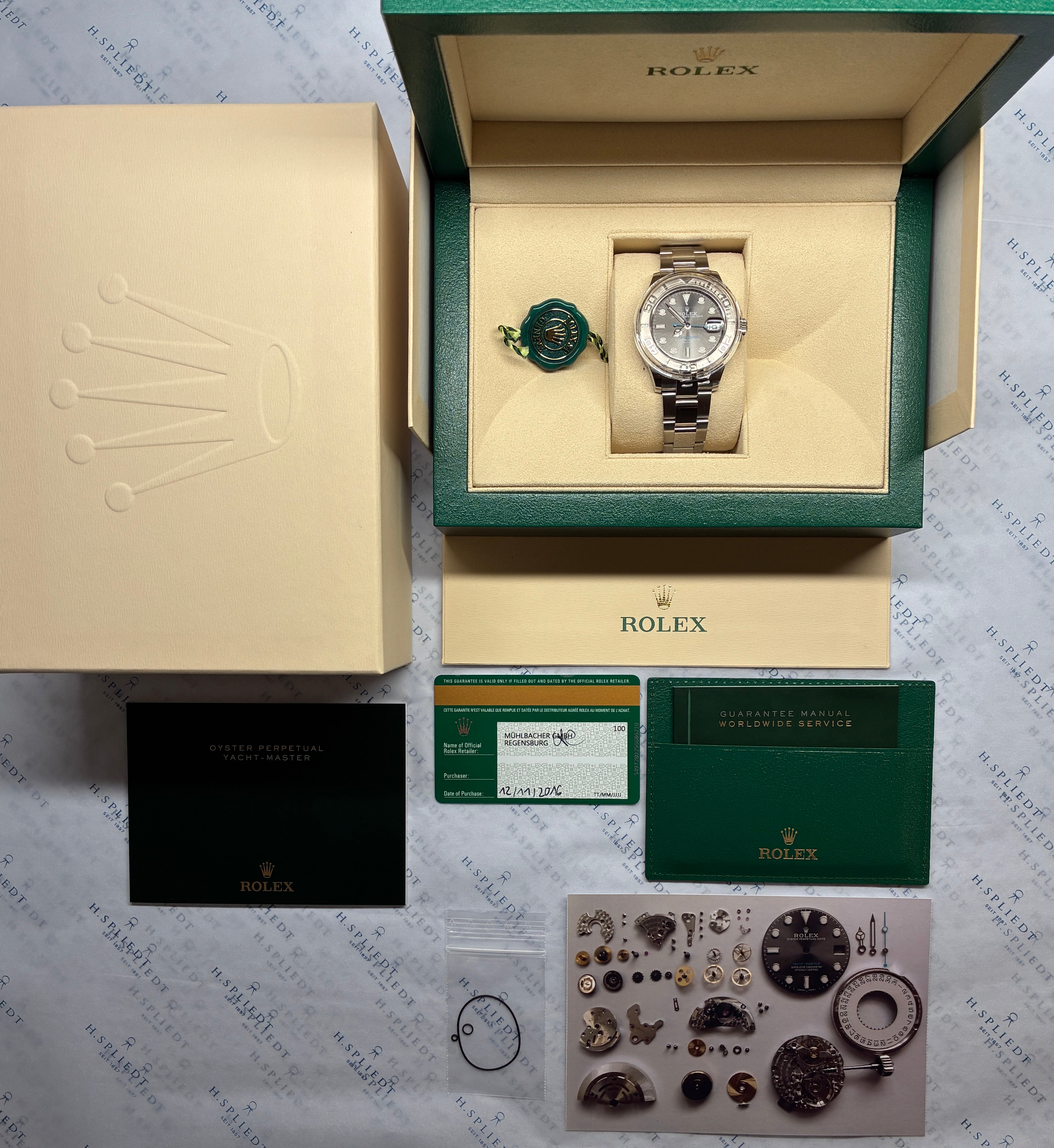 Rolex Yacht-Master 37mm Edelstahl Automatik im Full-Set mit Box und Papieren auf weißem Hintergrund