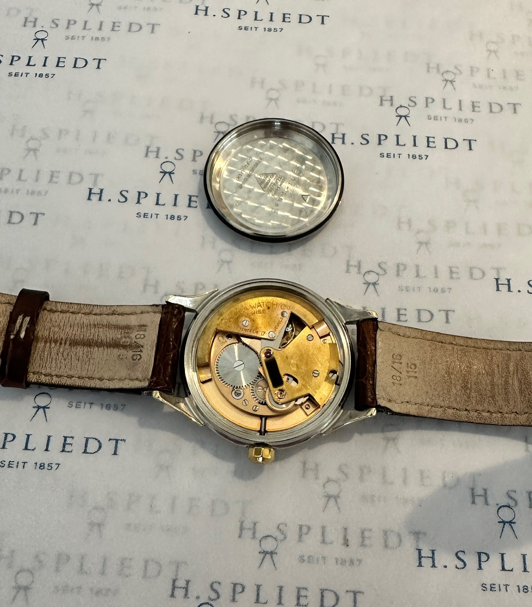 Rückansicht einer Omega Constellation Pie Pan Stahl & Gold von 1952 mit leerem Gehäuse