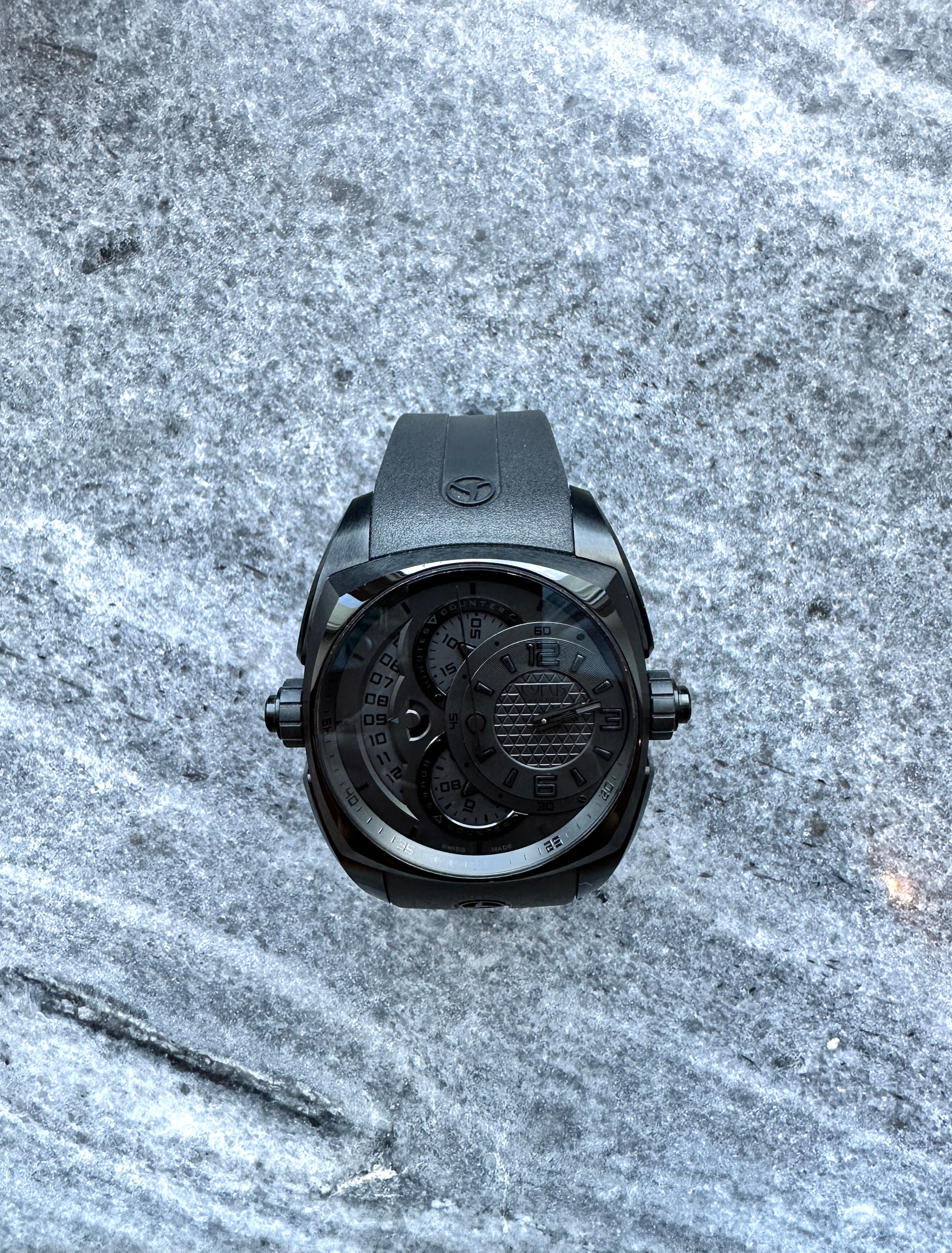 Cyrus Klepcys Chronograph Black DLC Stahl, Automatik, mit Lederarmband auf Steinhintergrund