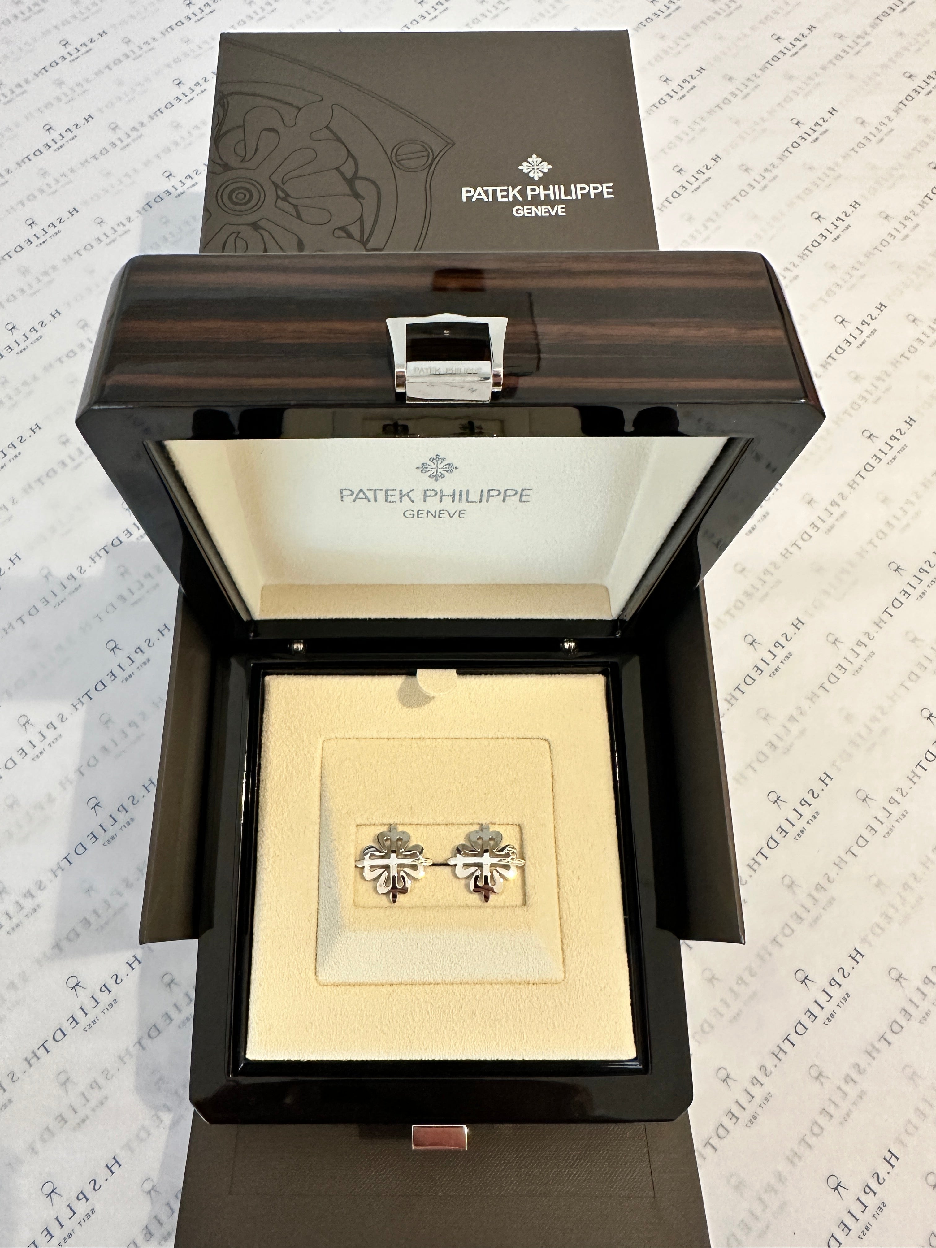 Patek Philippe Calatrava Kreuz Manschettenknöpfe aus 18 Karat Weißgold in einer Holzschatulle