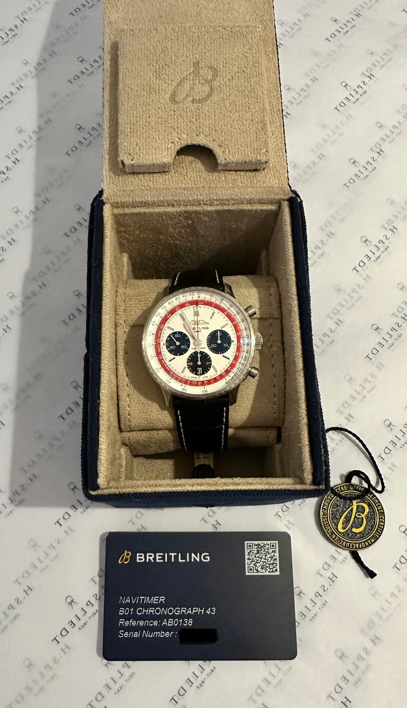 Breitling Navitimer B01 Chronograph 43 mm Stahl mit weißem Zifferblatt in geöffneter Box