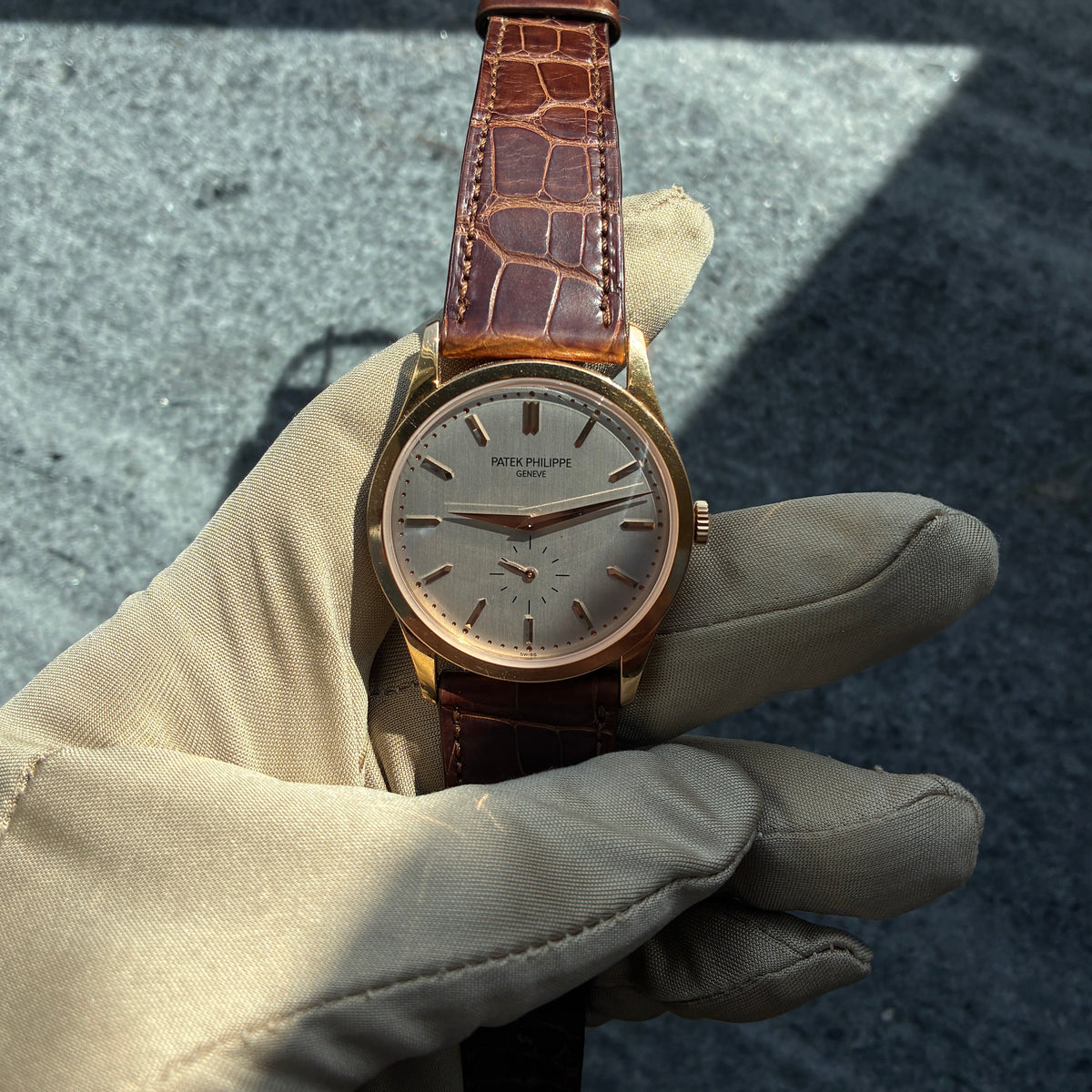Patek Philippe Calatrava / Roségold / 3 Straps / Box & Papers / 2017, Vorderansicht mit Zifferblatt, Krone und Armband vor neutralem Hintergrund