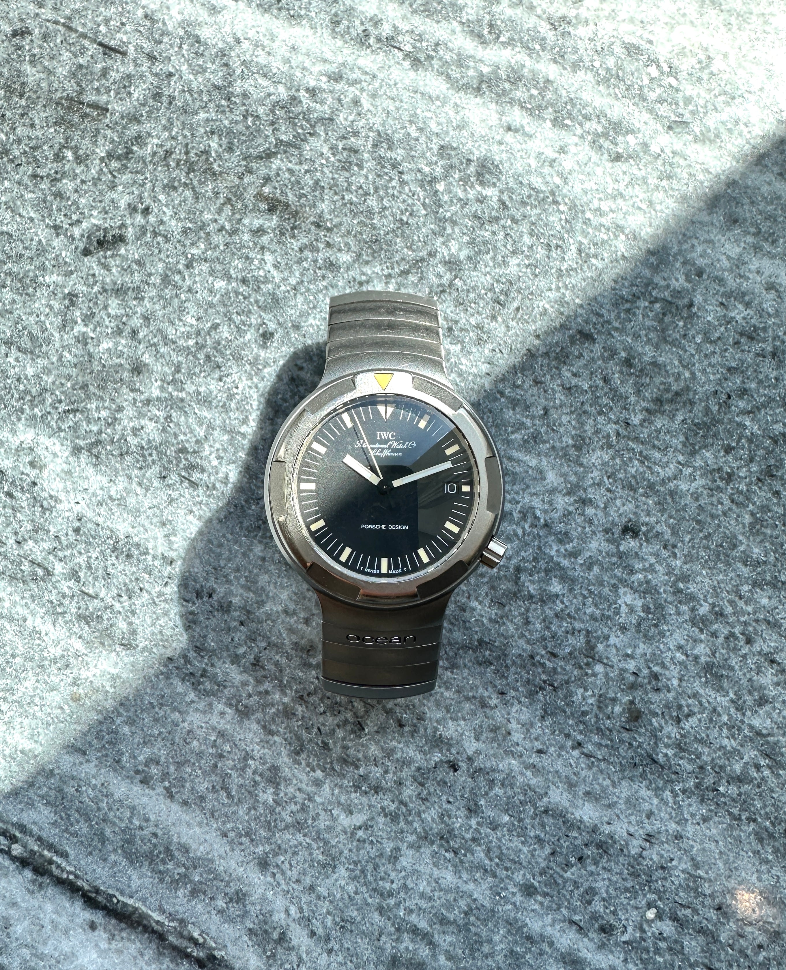 IWC Porsche Design Ocean 2000 von 1984 aus Titan mit schwarzem Zifferblatt, auf steinigem Untergrund