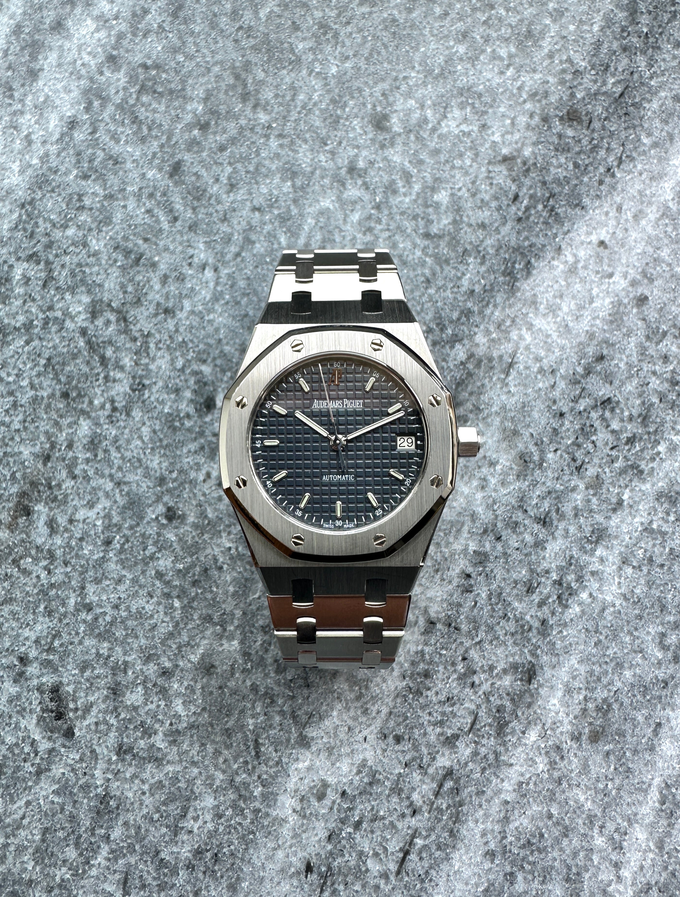 Audemars Piguet Royal Oak 14790ST Automatik mit blauem Zifferblatt auf steinigem Untergrund