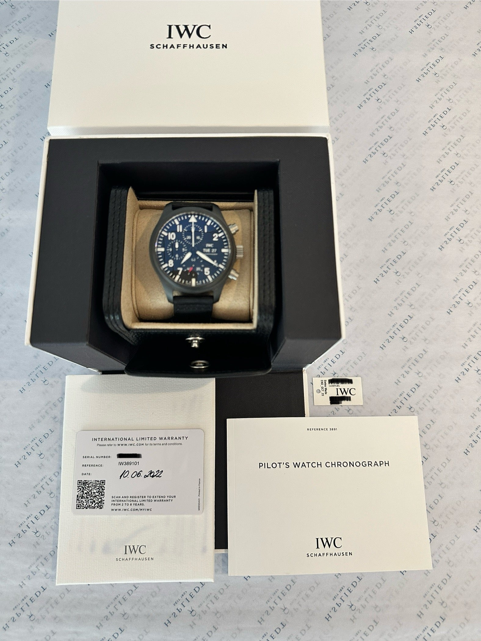 IWC Pilot Chronograph Ceramic Day&Date (2022) in schwarzem Gehäuse mit blauem Zifferblatt, im geöffneten Karton mit Garant…
