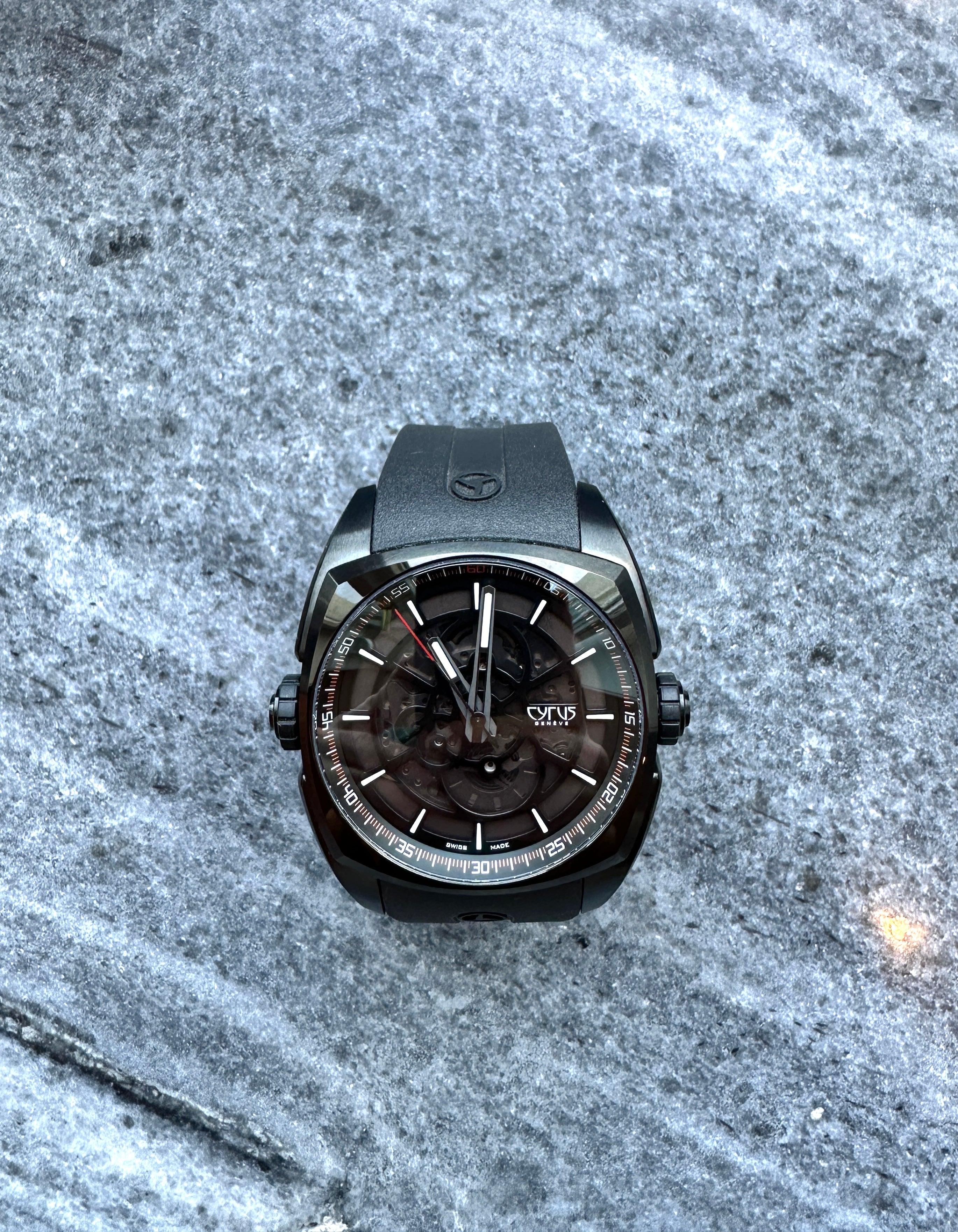 Cyrus Klepcys Solo Tempo Black DLC Stahl mit Automatikwerk und schwarzem Armband auf grauem Untergrund