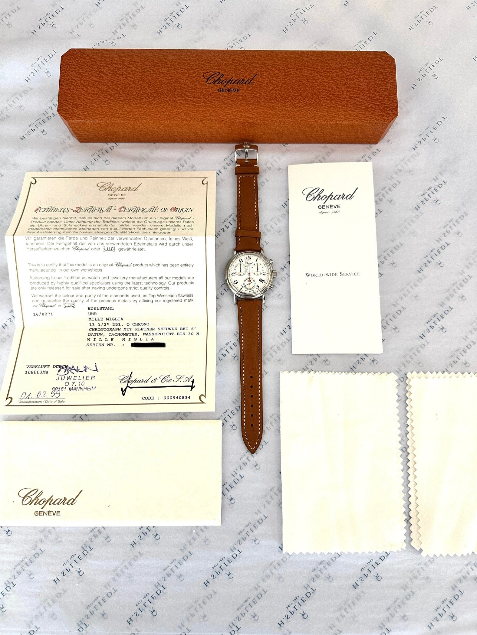 Chopard Mille Miglia Quarz auf Lederband mit Zertifikat und Box auf gemustertem Hintergrund