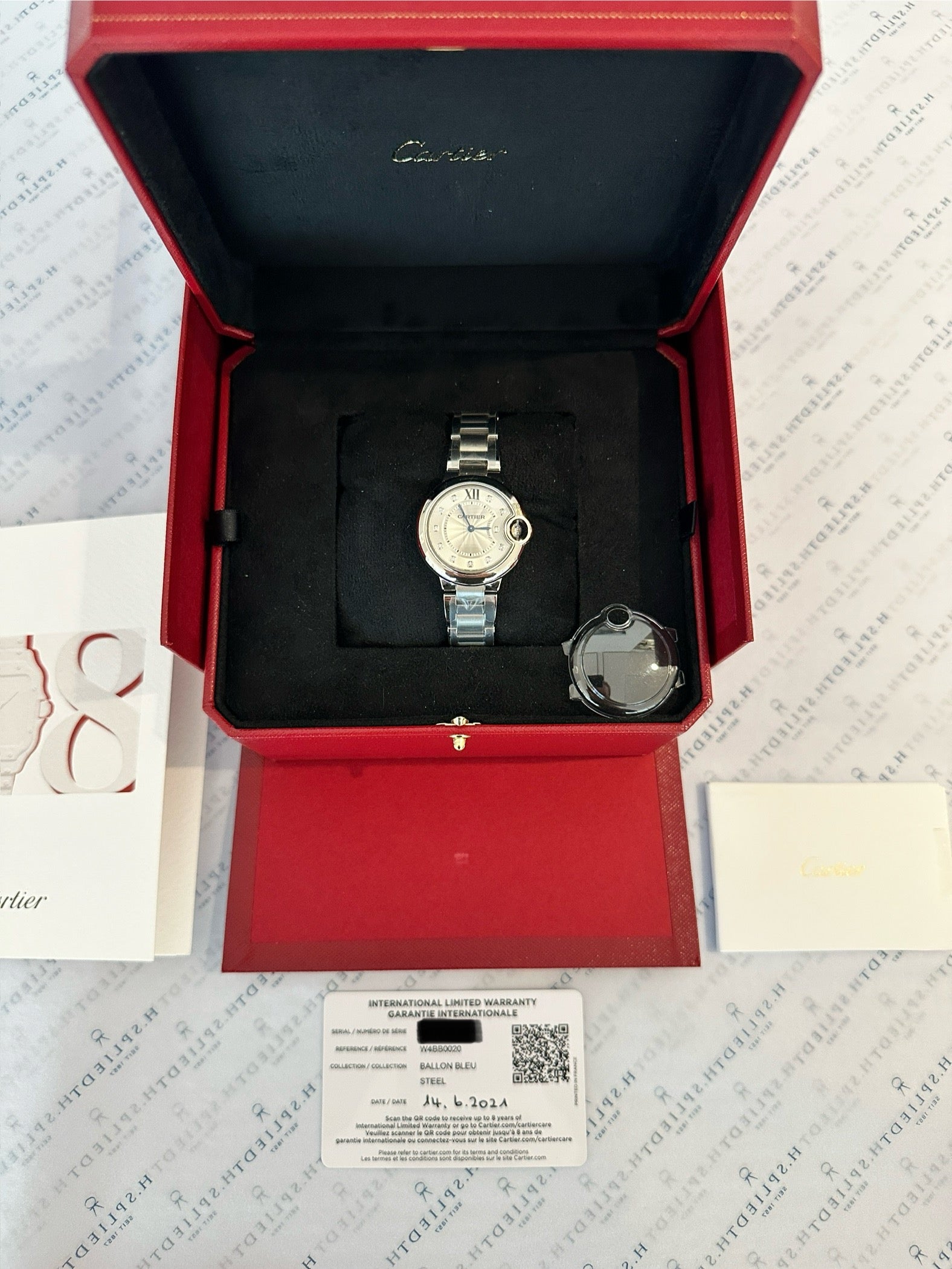 Cartier Ballon Bleu 33mm Damenuhr in Edelstahl mit silbernem Zifferblatt in geöffneter roter Box mit Garantiekarte