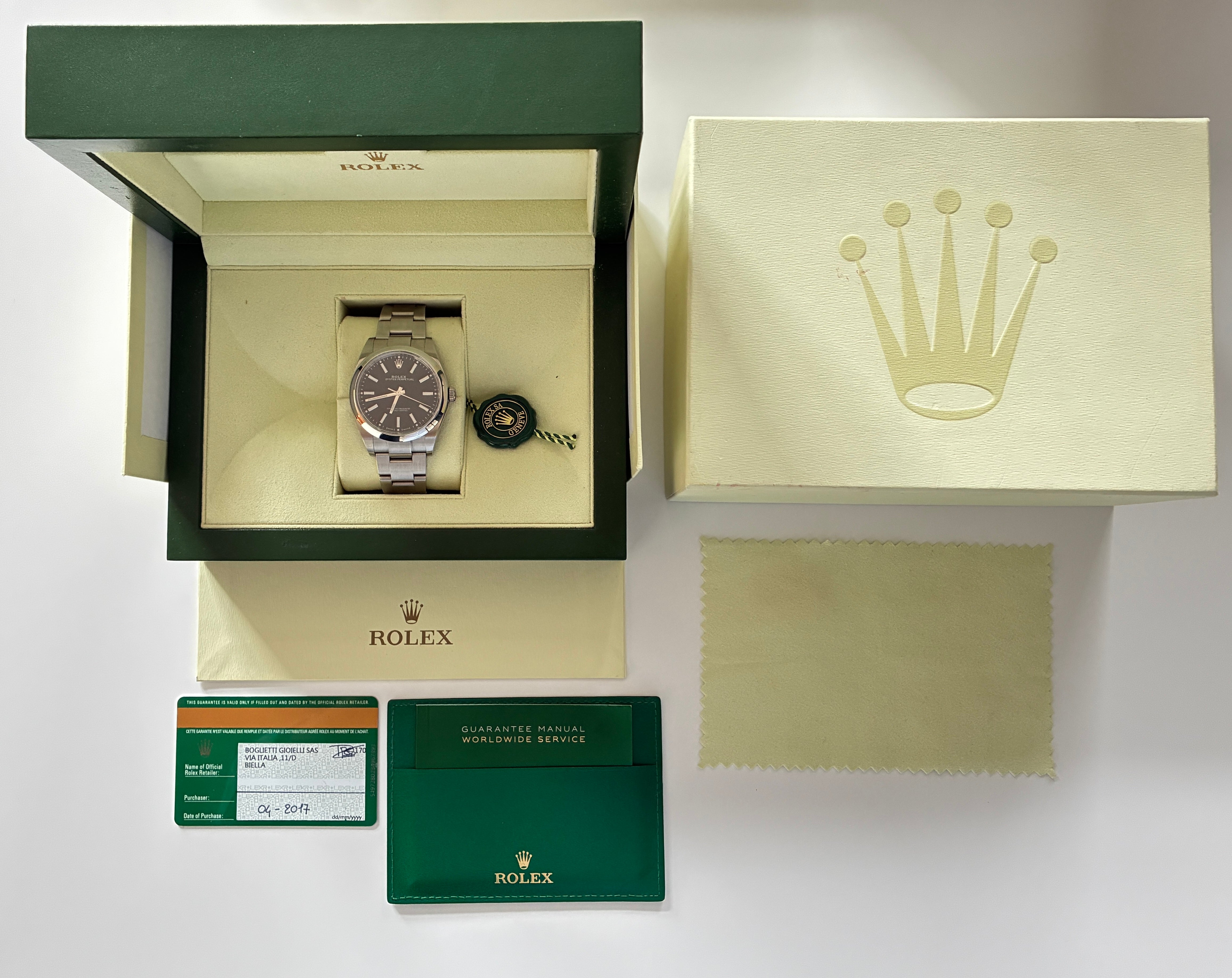 Rolex Oyster Perpetual 39mm Stahl mit schwarzem Zifferblatt im Full-Set mit Box und Papieren aus 2017