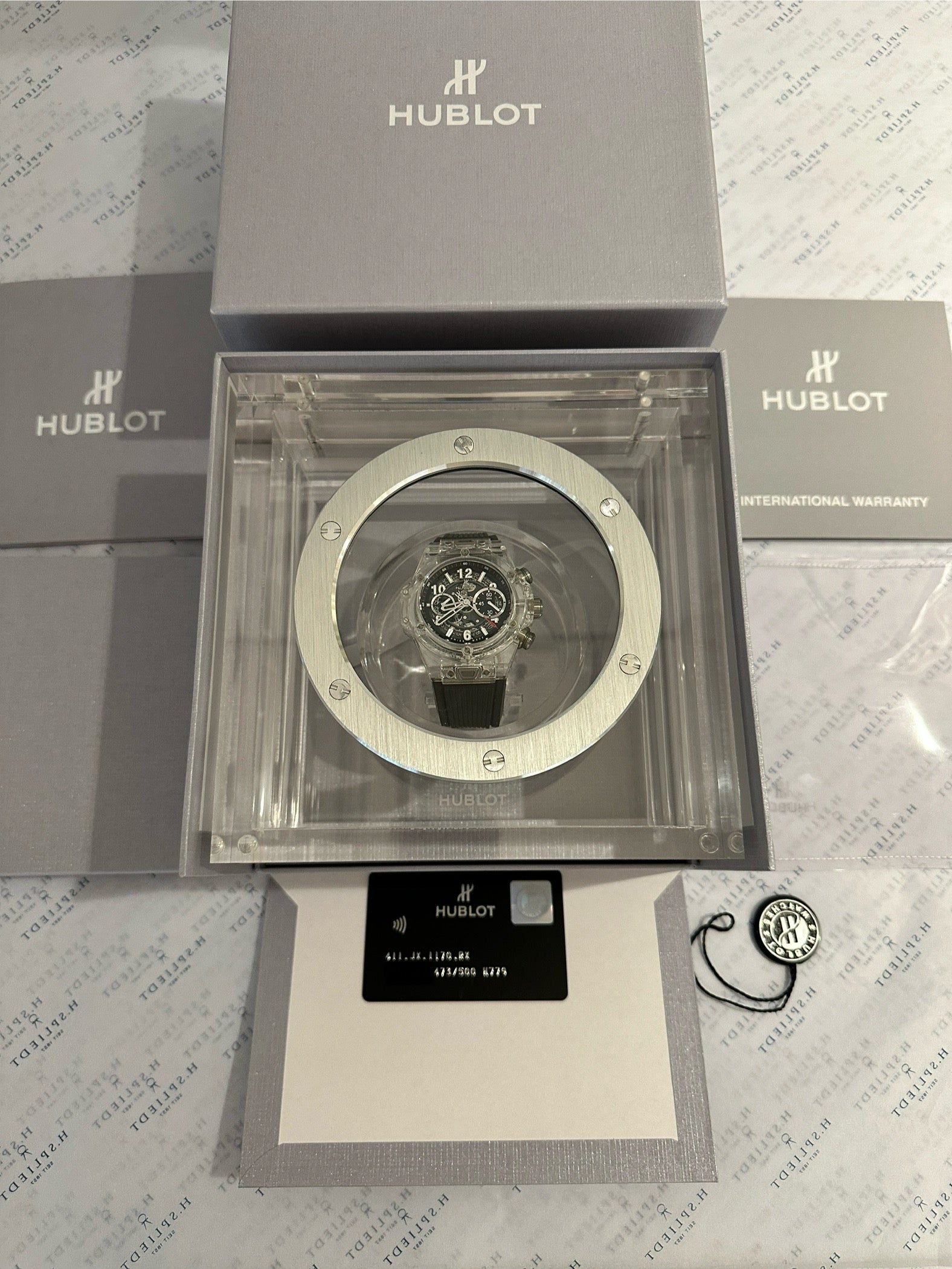 Hublot Big Bang Unico Magic Sapphire, Frontansicht mit Gehäuse aus Saphirglas und schwarzem Band