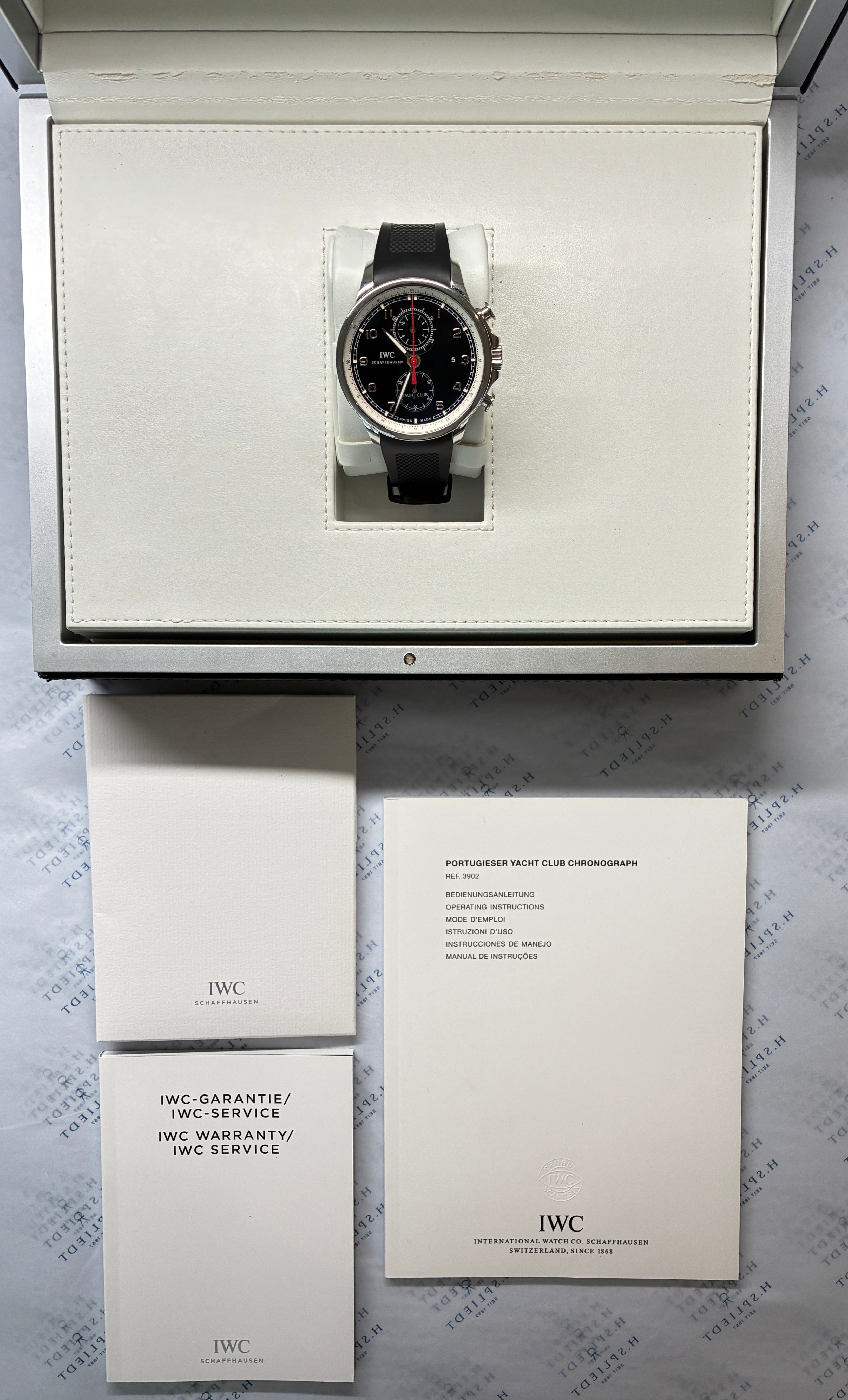 IWC Portugieser Yacht Club Chronograph aus Edelstahl mit schwarzem Armband in der Verpackung