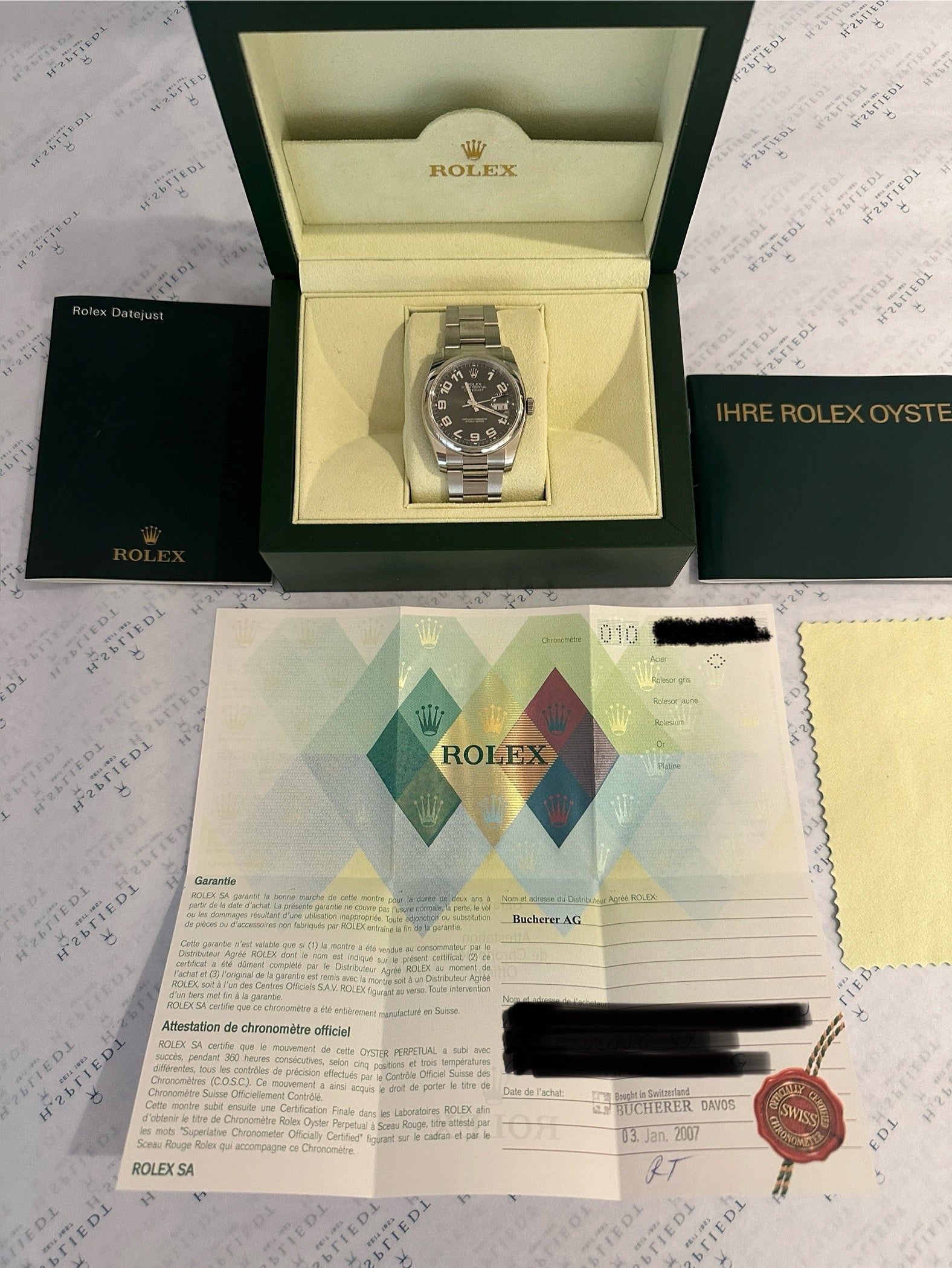 Rolex Datejust 36 mm Stahl mit blauem Zifferblatt in geöffneter Box mit Garantiekarte