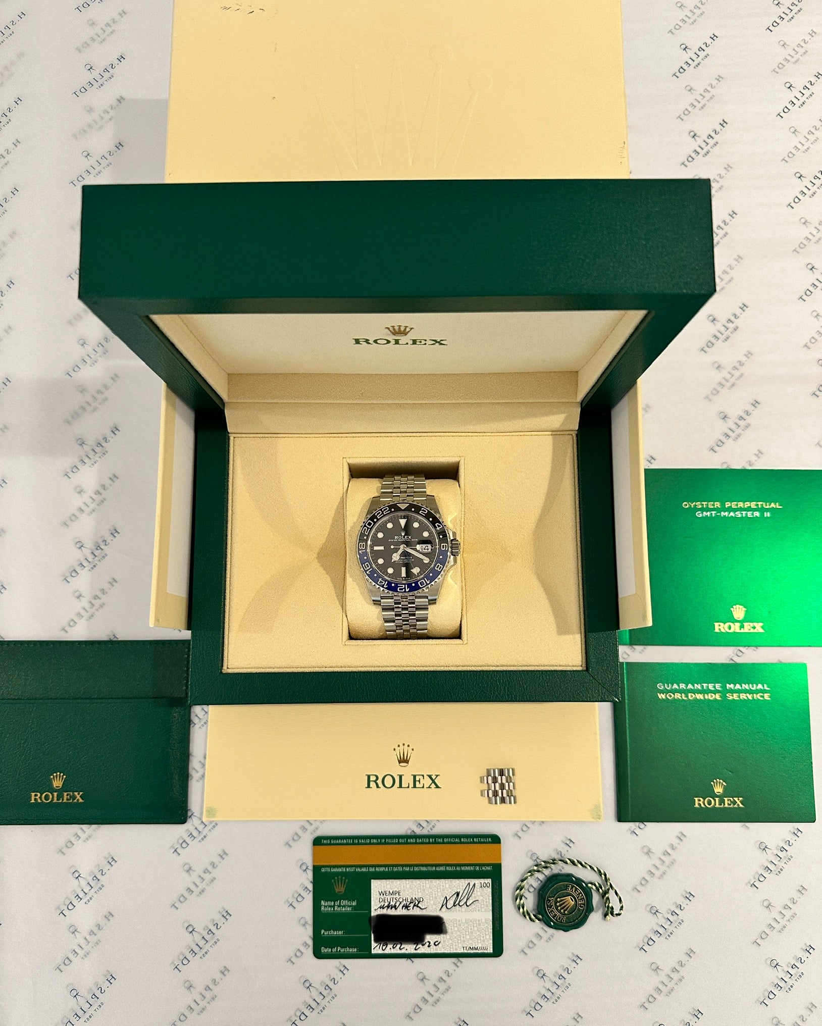 Rolex GMT-Master II Batgirl Jubilee 2020 im geöffneten grünen Kasten mit Papieren und Zubehör
