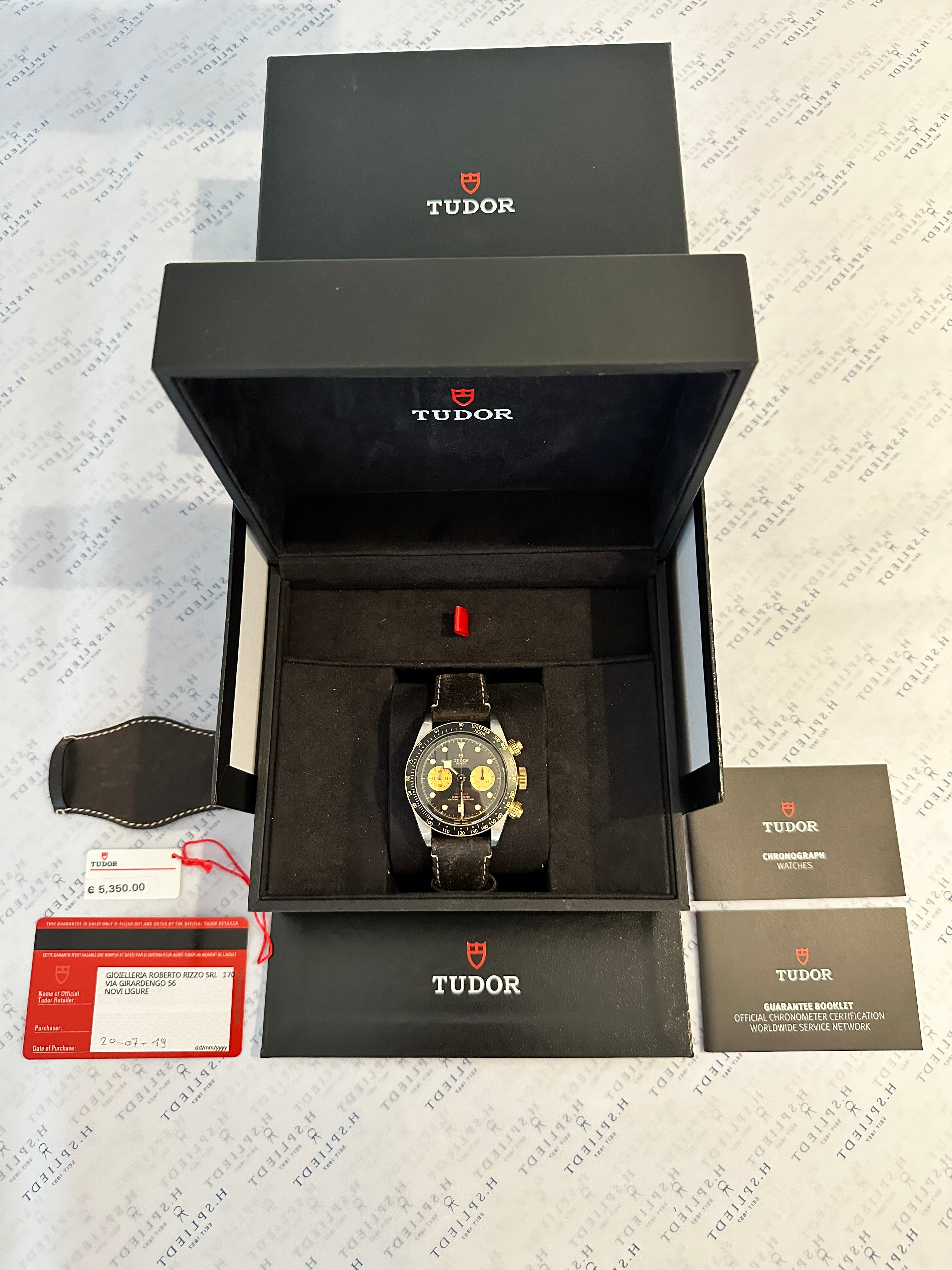 Tudor Black Bay Chrono S&G im geöffneten Tudor-Karton mit Preisanhänger und Garantiekarten