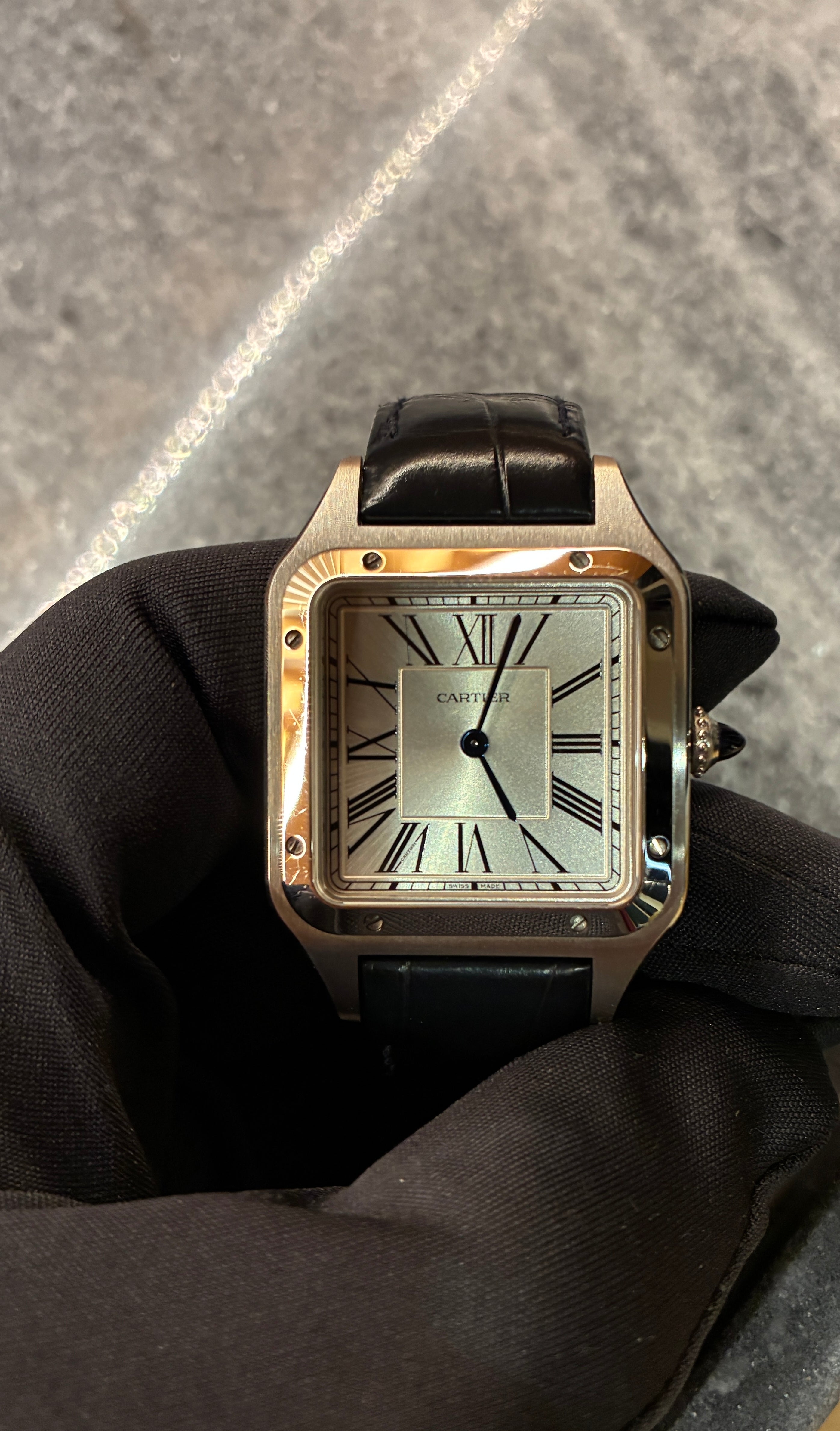 Cartier Santos Dumont Herrenuhr mit silbernem Zifferblatt und schwarzem Lederarmband