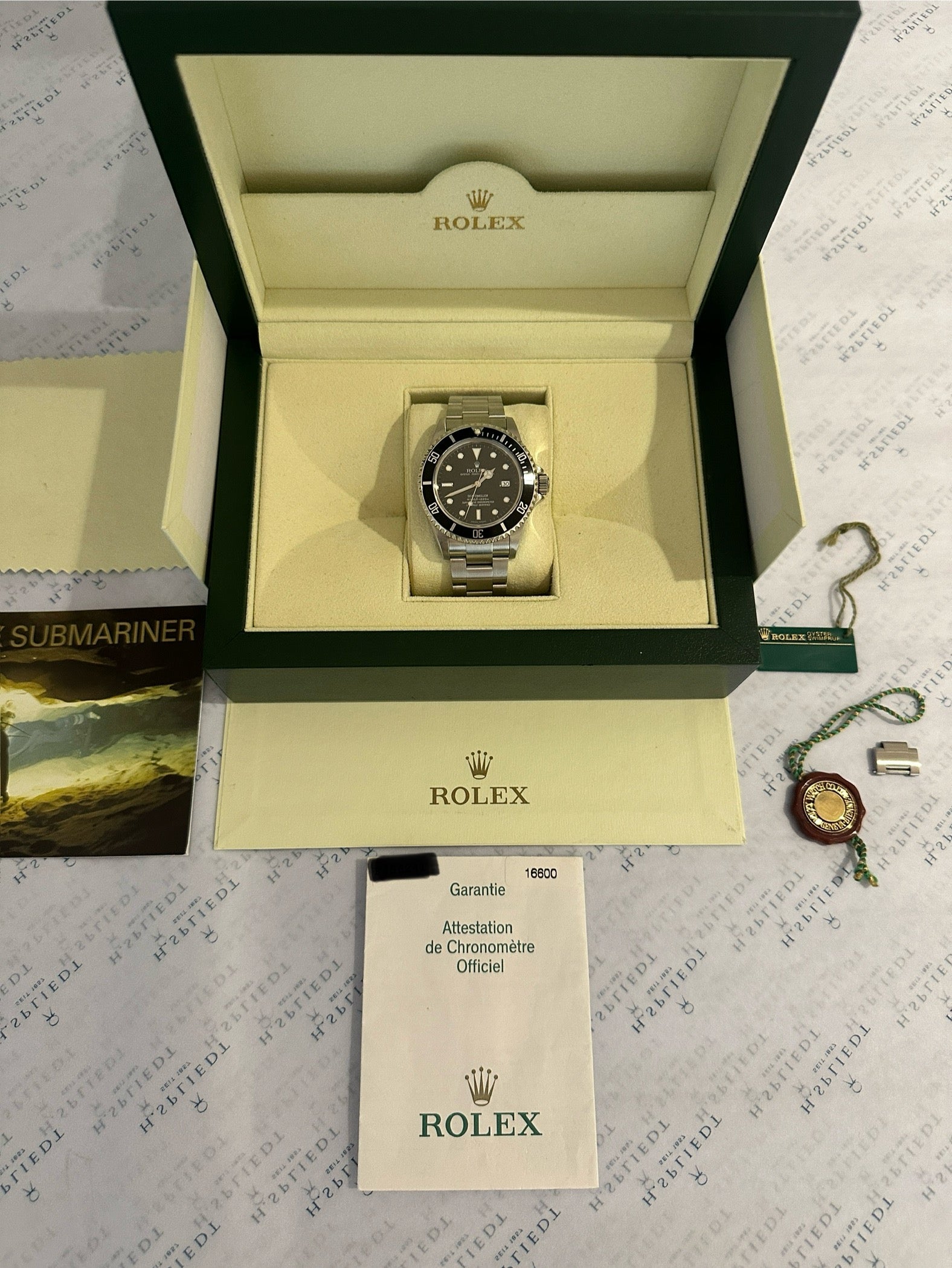 Rolex Sea-Dweller 4000 im geöffneten Kasten mit Papieren, sehr guter Zustand