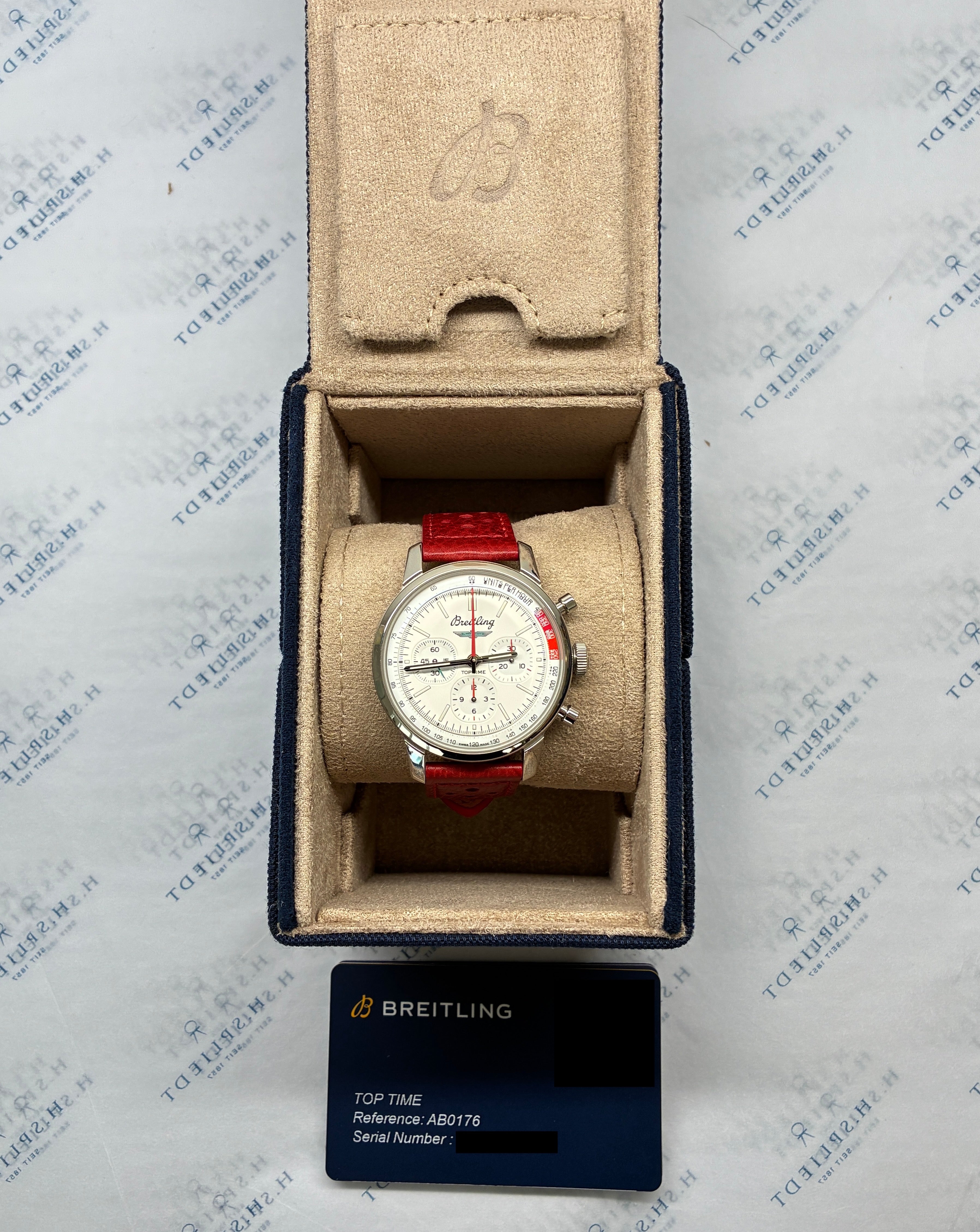 Breitling Top Time B01 Ford Thunderbird 2023 Stahl Automatik mit rotem Lederarmband im geöffneten Etui