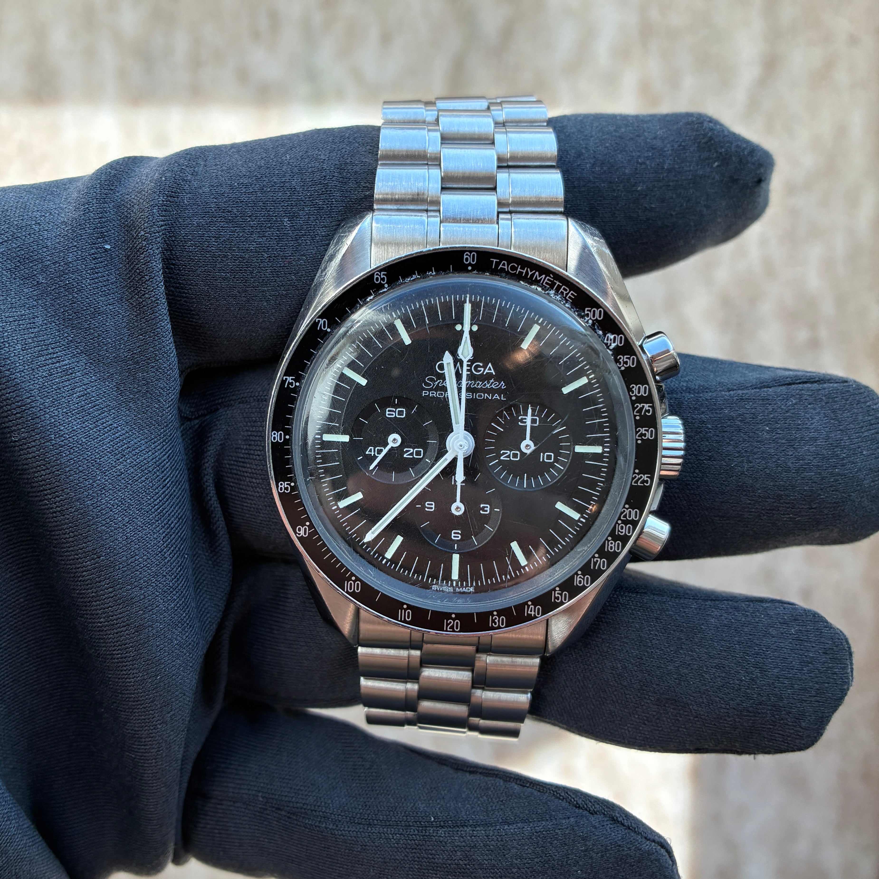 Omega Speedmaster Professional Moonwatch mit Hesalit-Glas und Edelstahlgehäuse, ein Chronograph im Detail