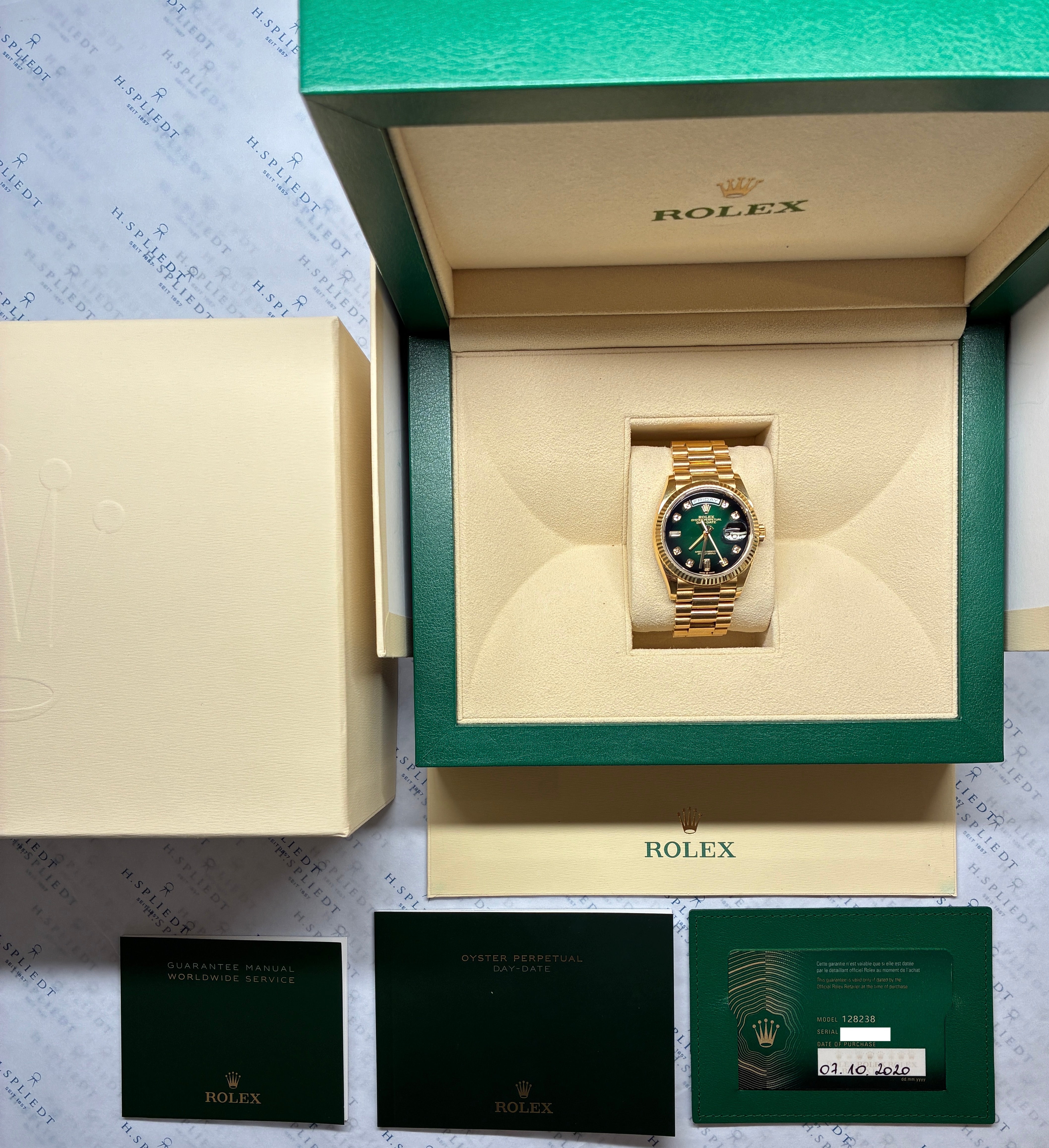 Rolex Day-Date 36 in Gelbgold mit grünem Zifferblatt in der offenen Box