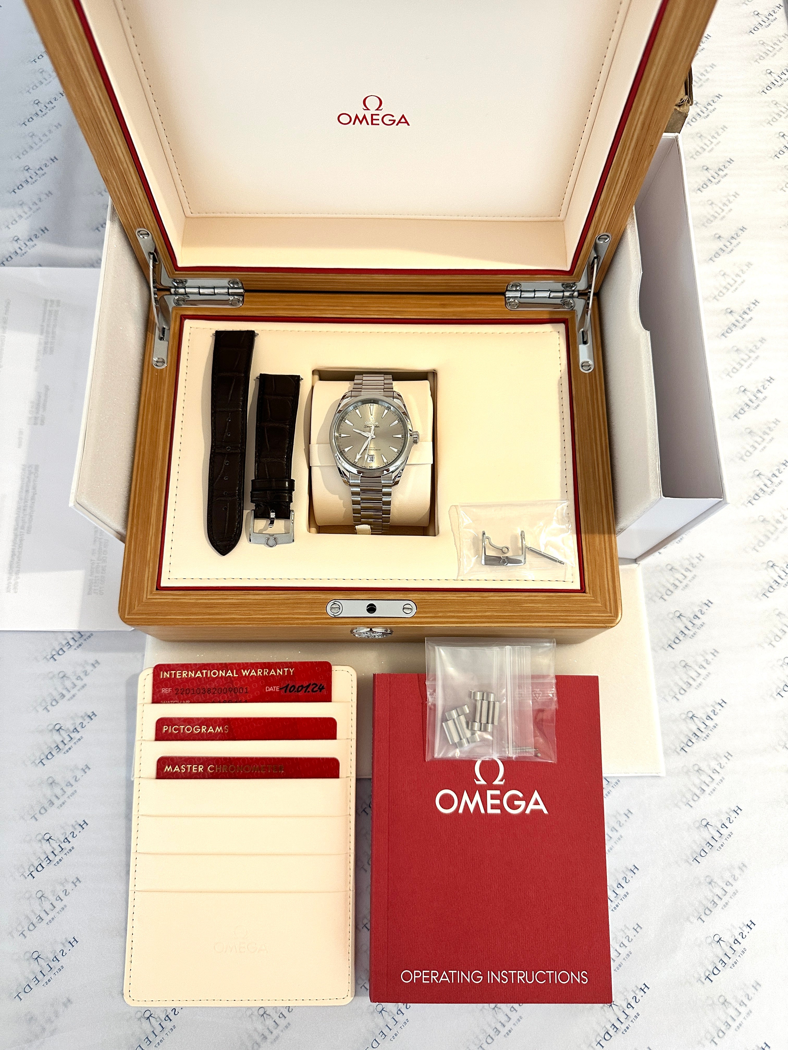 Omega Seamaster Aqua Terra 38 mm Sandstone im Holzetui mit braunem Leder- und Stahlarmband