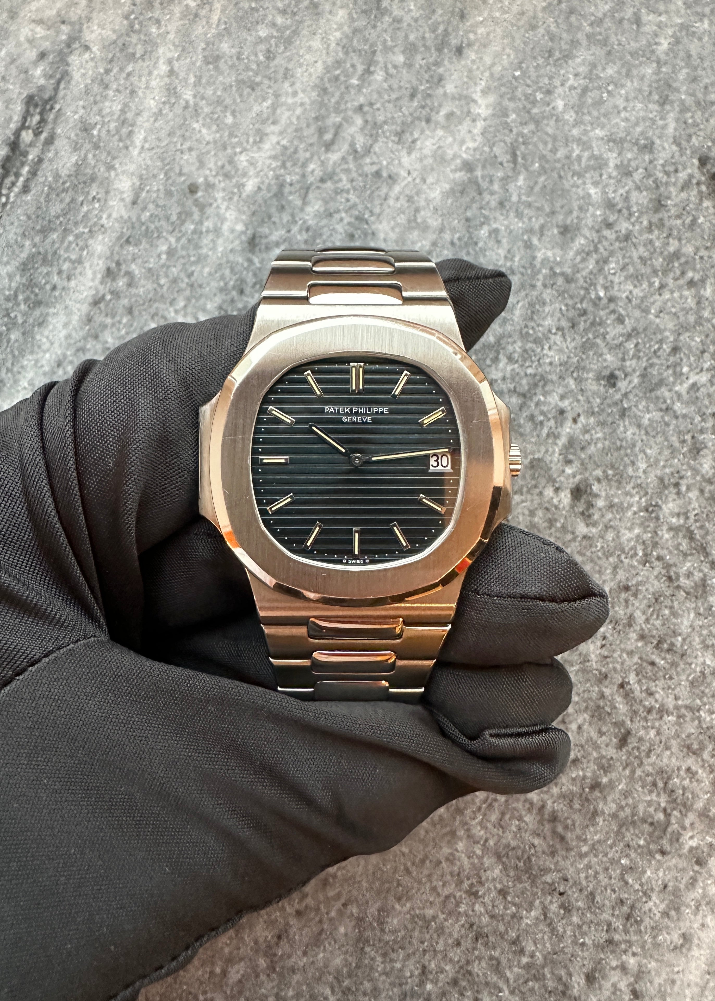 Patek Philippe Nautilus Jumbo 3700/1 aus Edelstahl mit dunklem Zifferblatt auf grauem Hintergrund