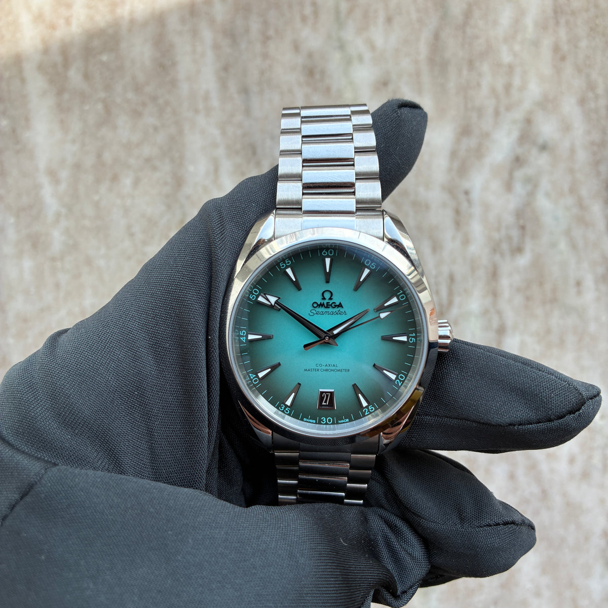 Omega Seamaster Aqua Terra 150m / Blue Dial / Full-Set / 2025, Vorderansicht mit Zifferblatt, Krone und Armband vor neutralem Hintergrund