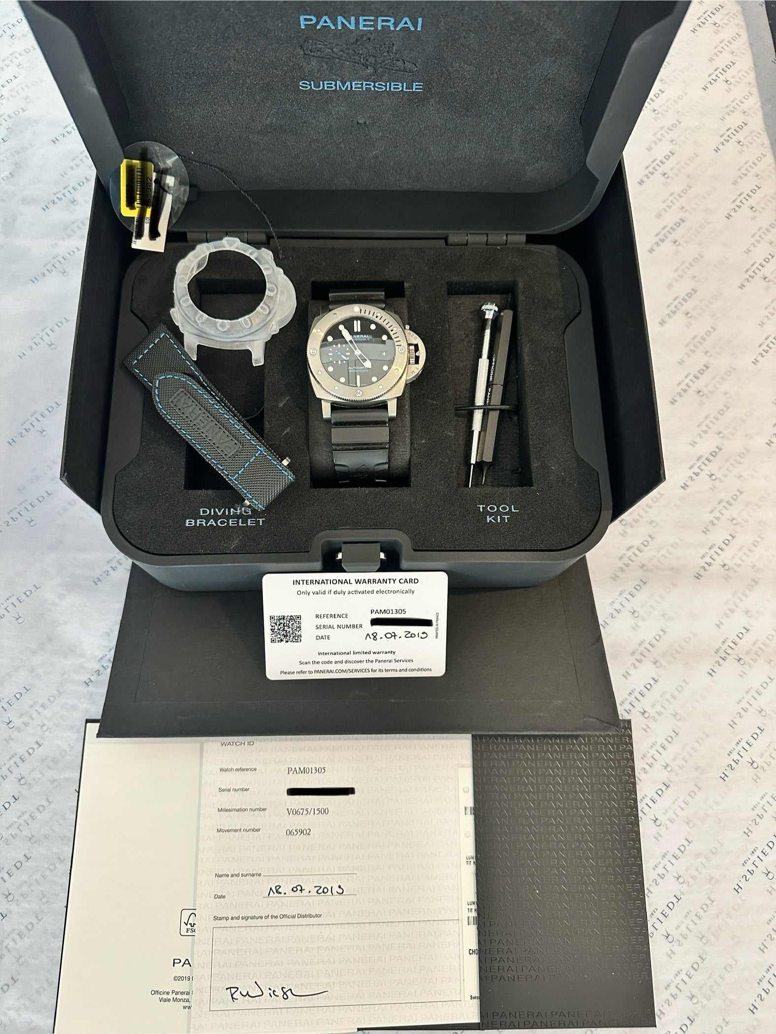 Panerai Luminor Submersible 1950 3 Days Titan im geöffneten Full-Set-Karton mit Garantiekarte
