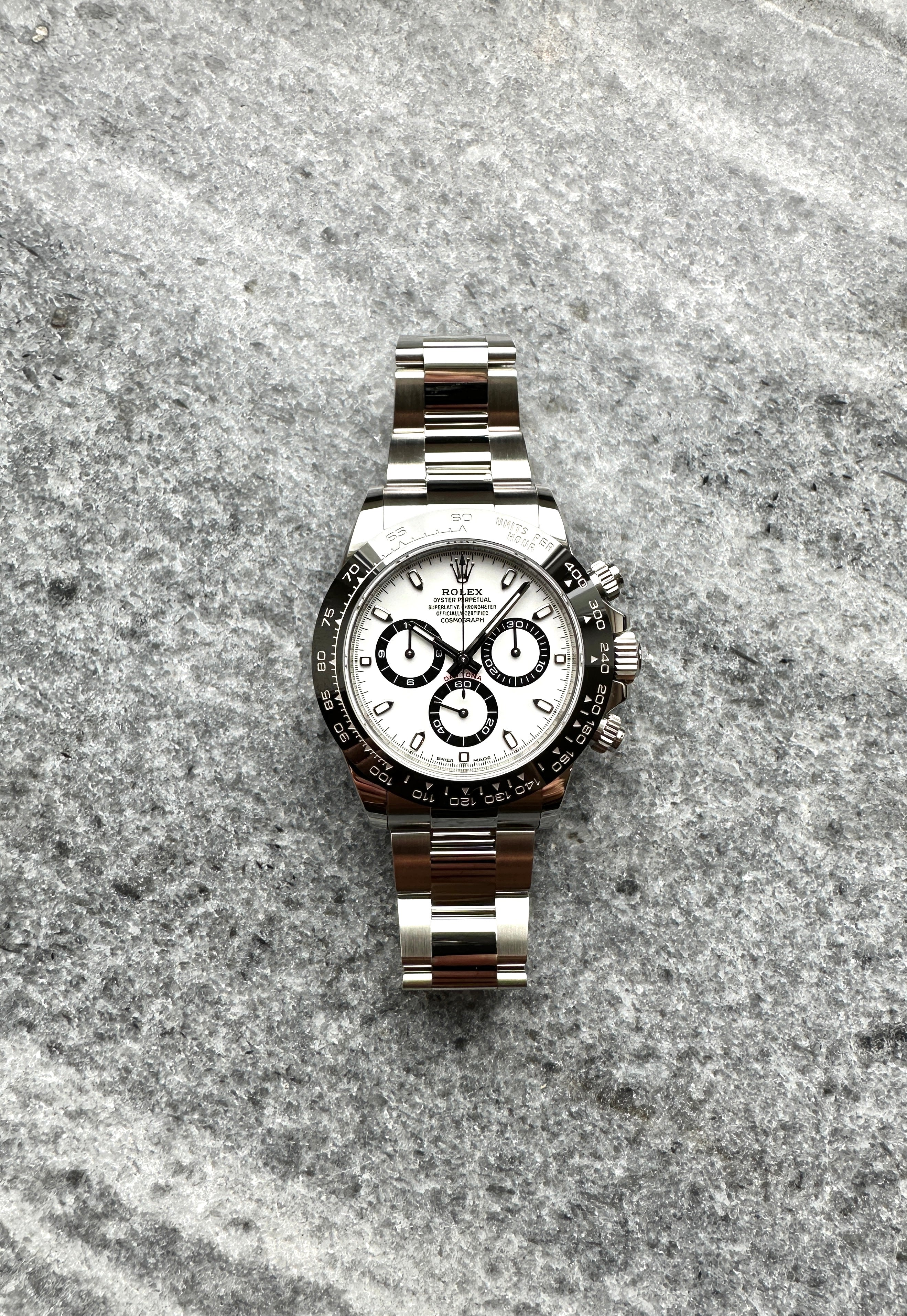 Rolex Daytona 116500LN Frontansicht auf grauer Steintextur
