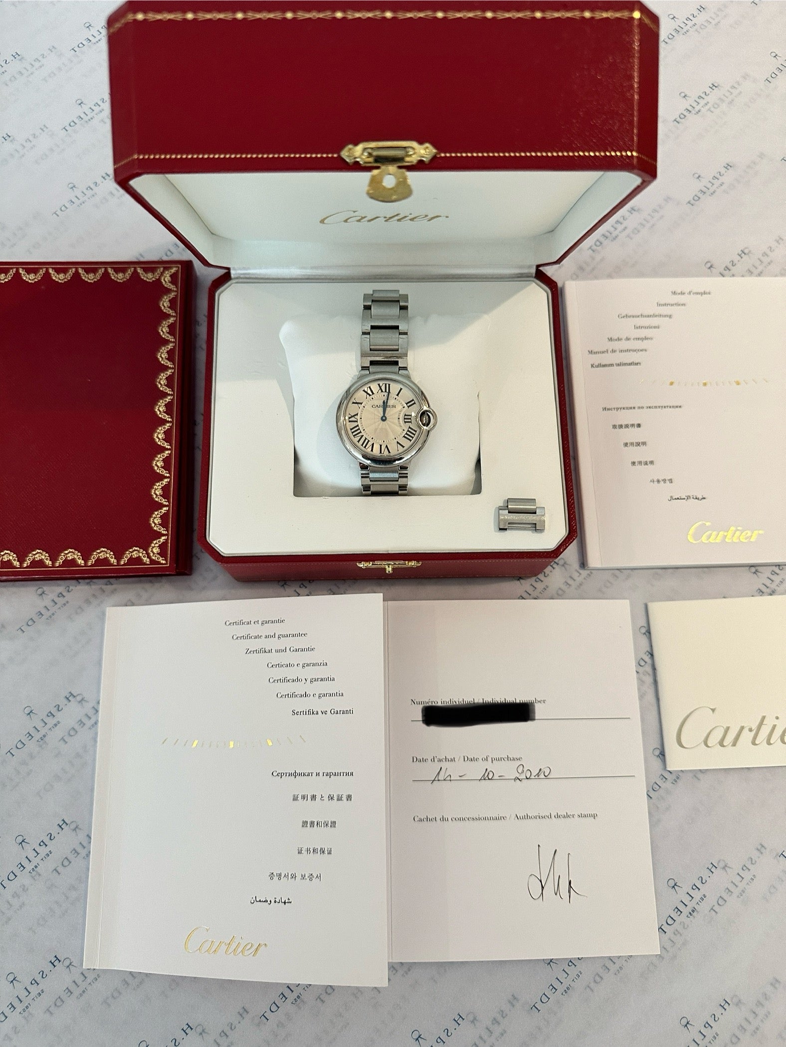 Eine Cartier Ballon Bleu 3005 Uhr aus Edelstahl mit Quarzwerk in einer roten Schatulle