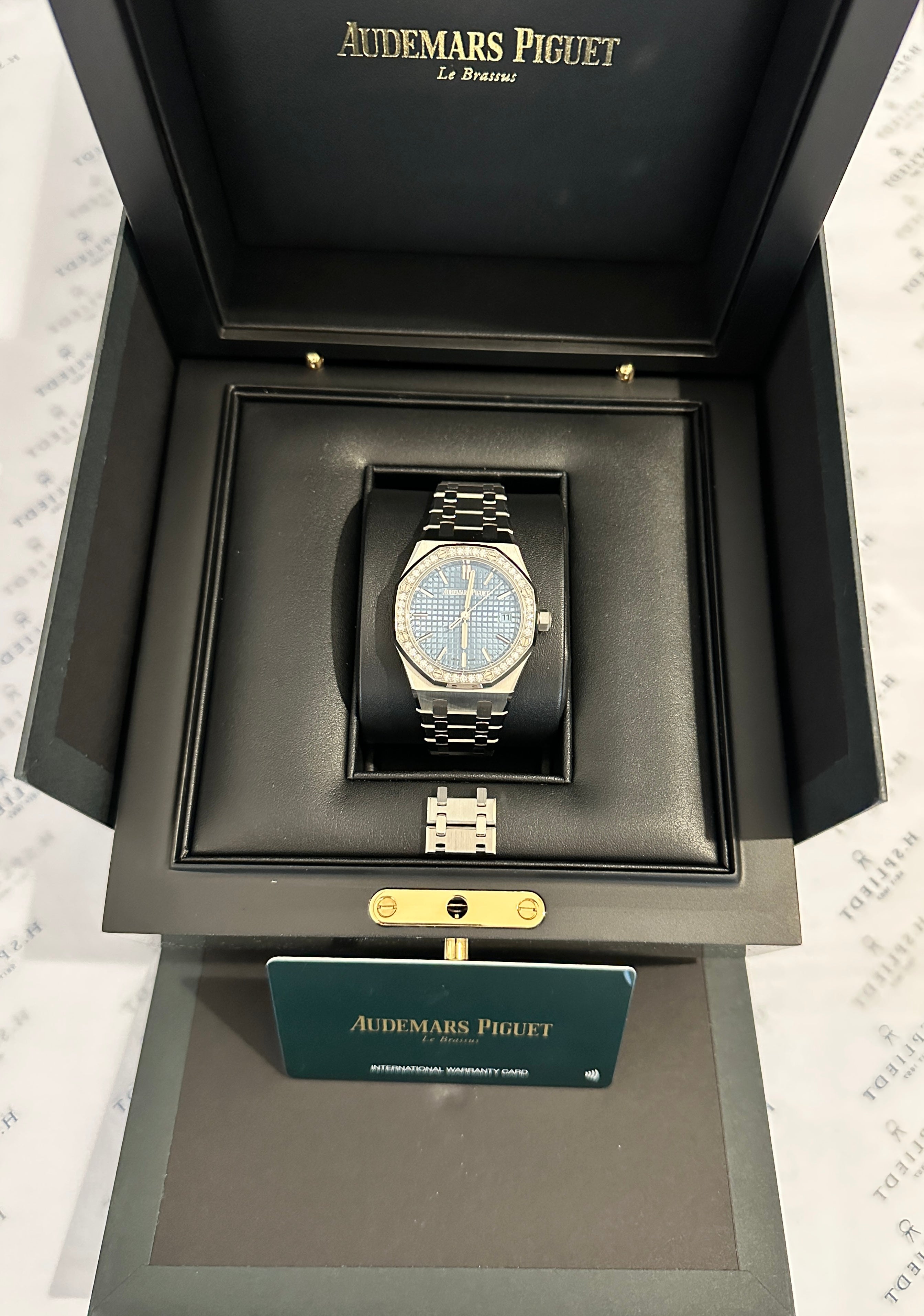 Audemars Piguet Royal Oak Selfwinding Ice Blue im geöffneten Etui mit Garantiekarte