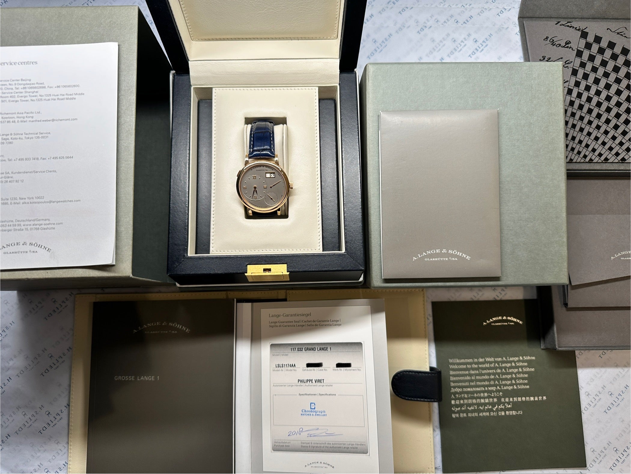 A. Lange & Söhne Grand Lange 1 Roségold Uhr mit blauem Lederarmband im geöffneten Etui