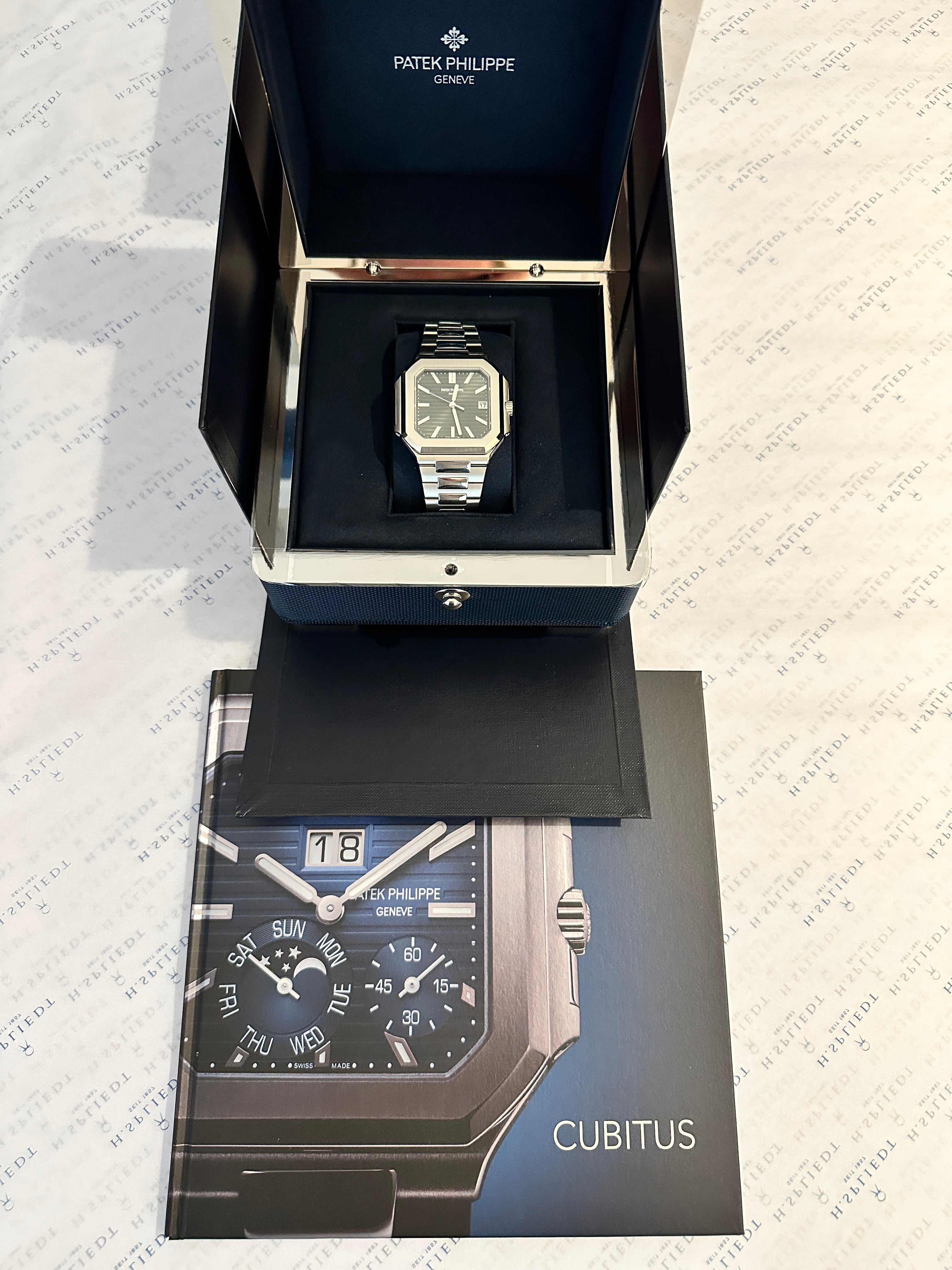 Patek Philippe Cubitus Stahl Grün Zifferblatt in geöffneter Box mit Zubehör