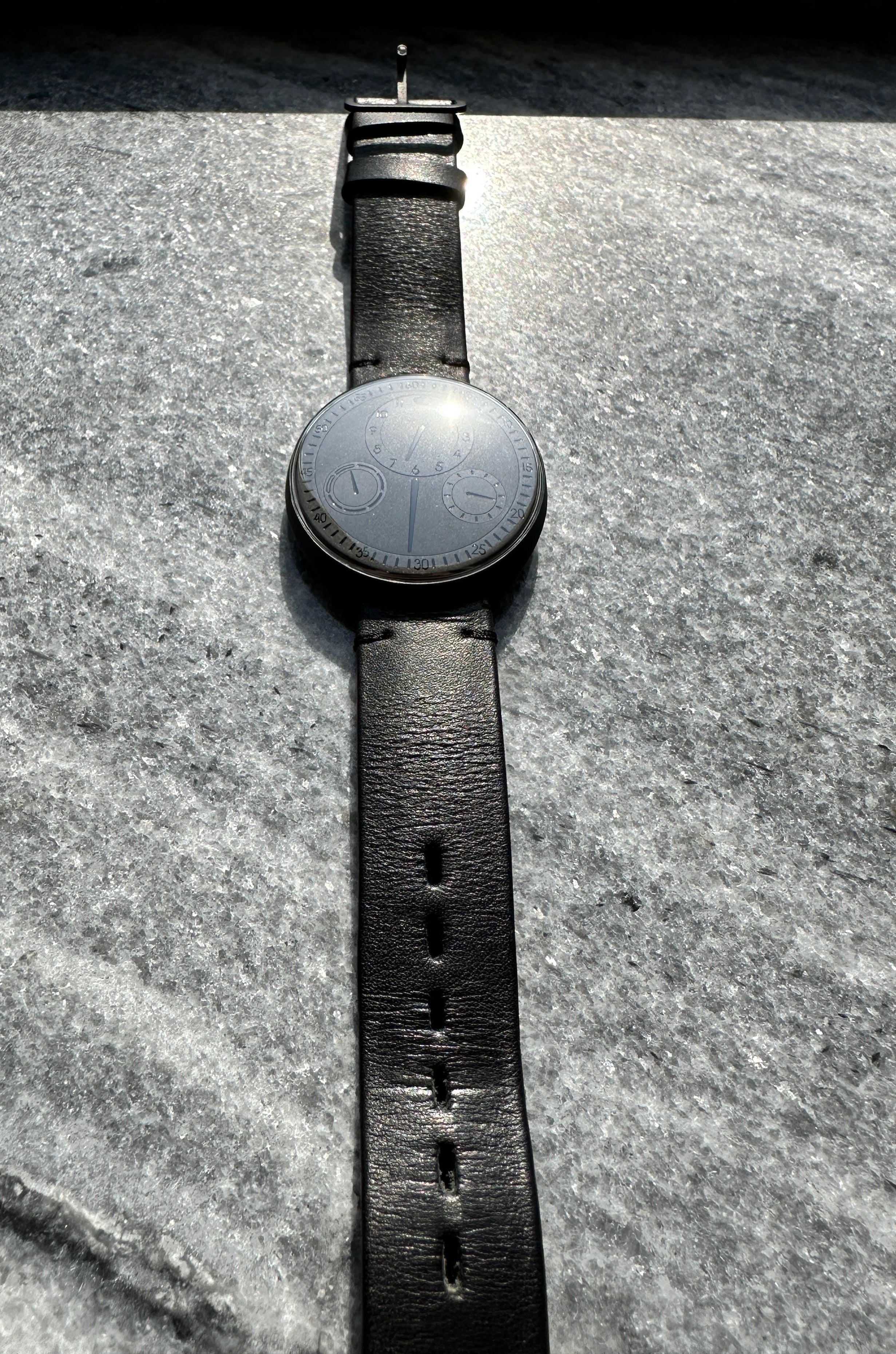 Ressence Type 1 ZZ Chronopassion Limited Edition aus Titan mit Lederarmband auf Steingrund