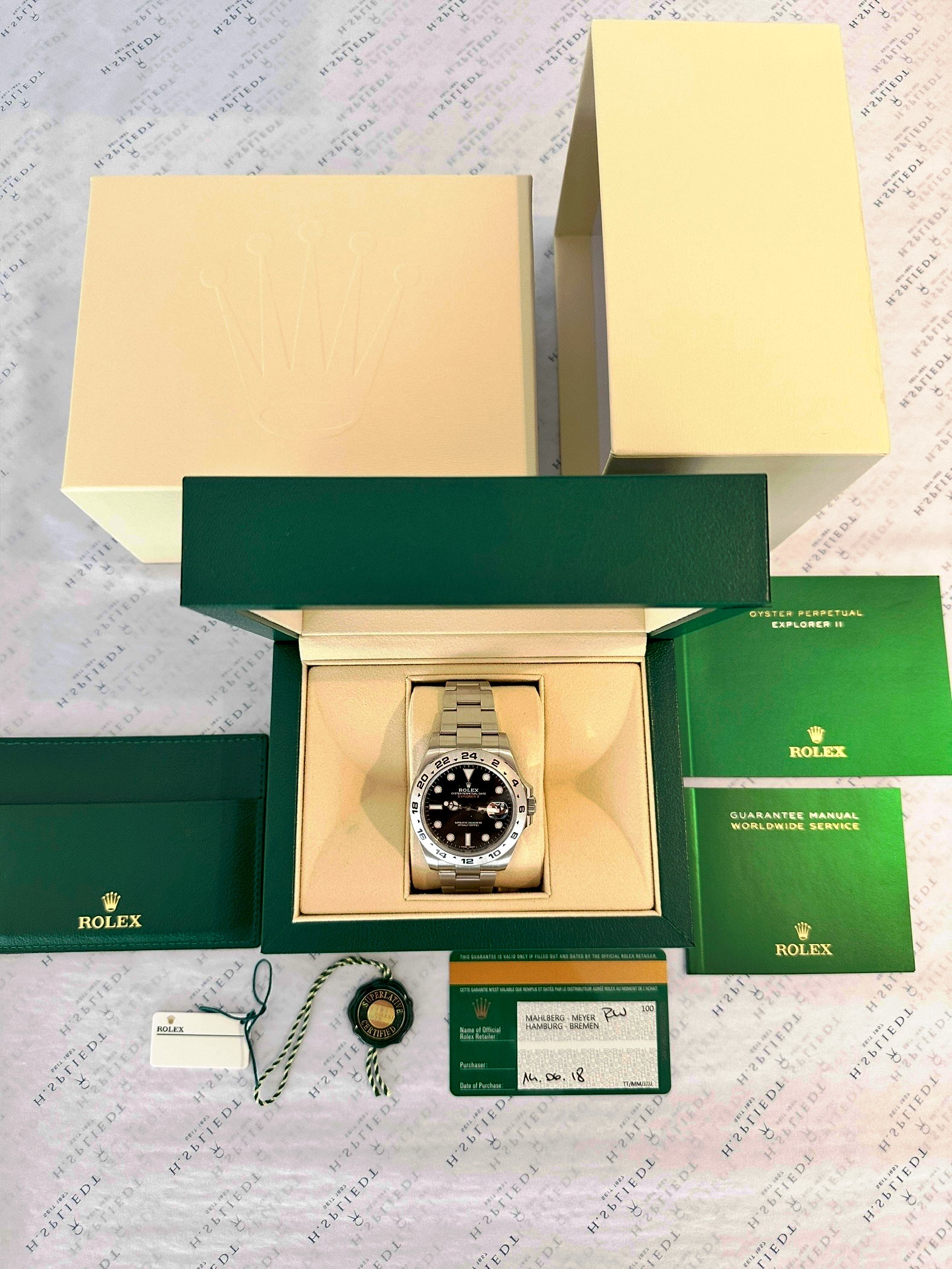 Rolex Explorer II Black 42mm Stahl Automatik mit Box, Papieren und Garantiekarte auf weißem Hintergrund