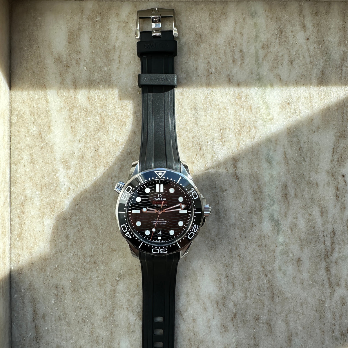 Omega Seamaster Diver 300 M Black / Full Set / very good Condition / Germany / 2021, Vorderansicht mit Zifferblatt, Schließe und Armband vor neutralem Hintergrund