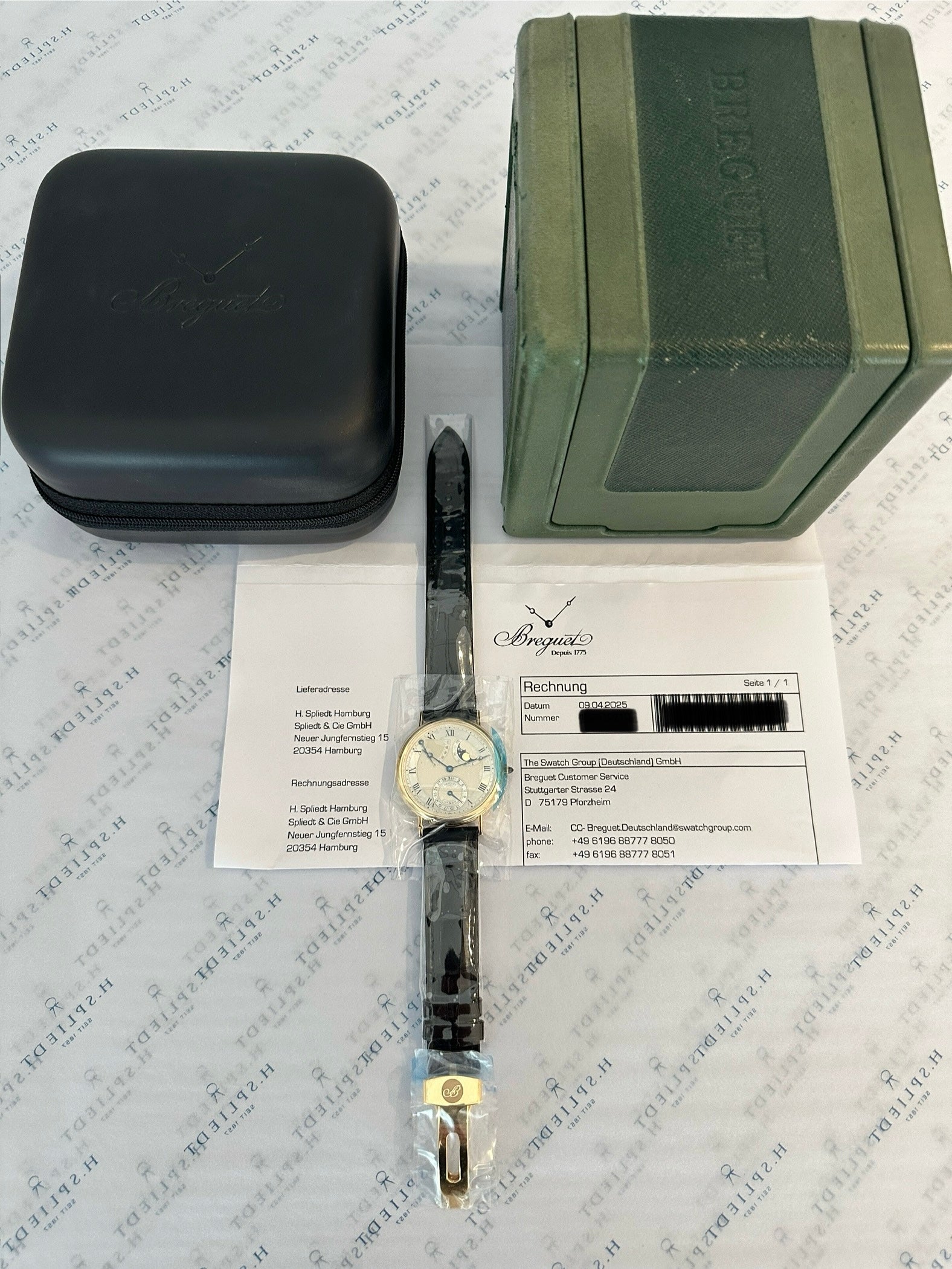 Breguet Classique Power Reserve Gelbgold Uhr mit Service 2025 und Zubehör auf strukturiertem Hintergrund