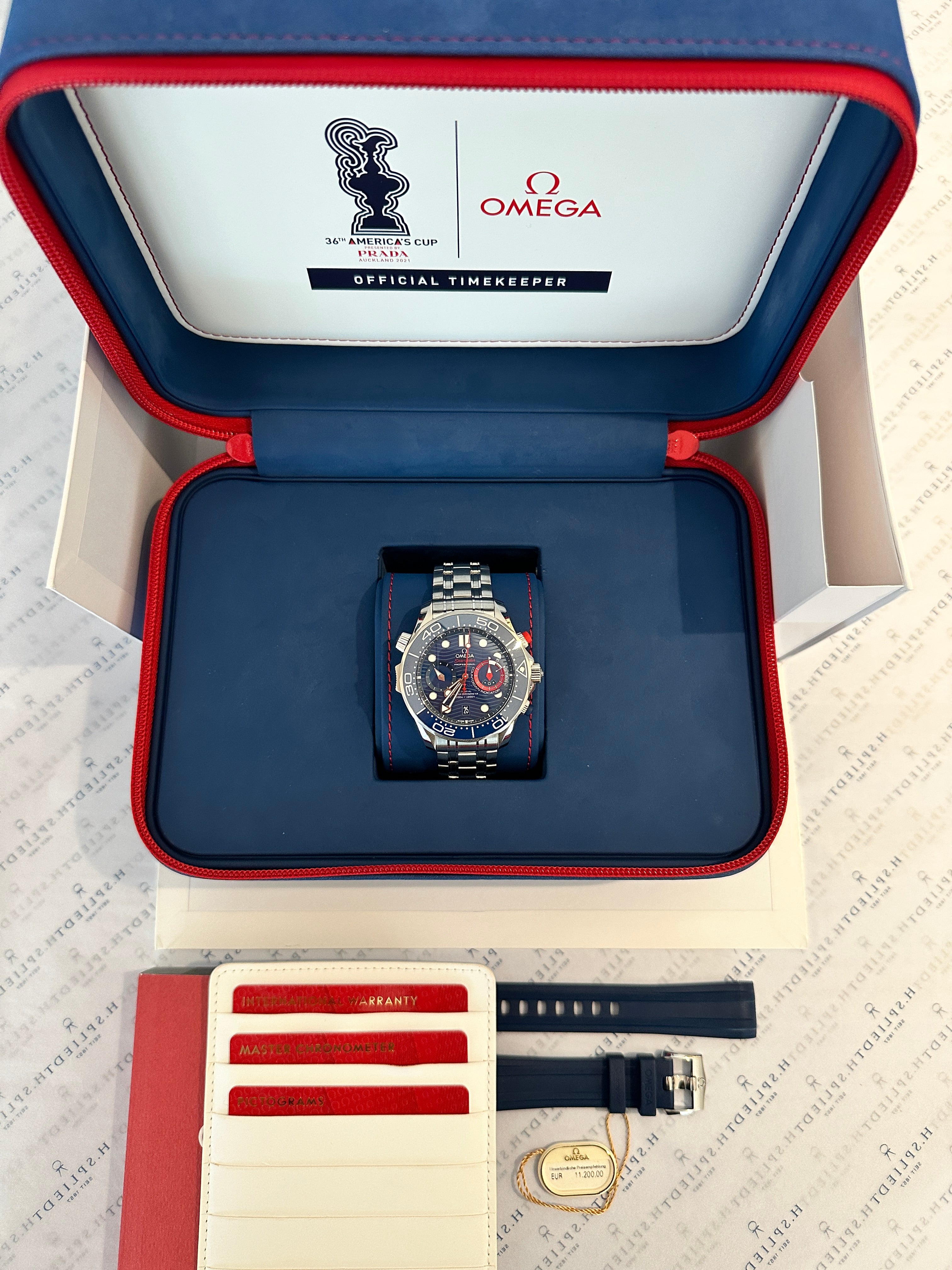 Omega Seamaster Diver 300m America's Cup in Stahl, präsentiert in seiner blauen Box mit Zubehör