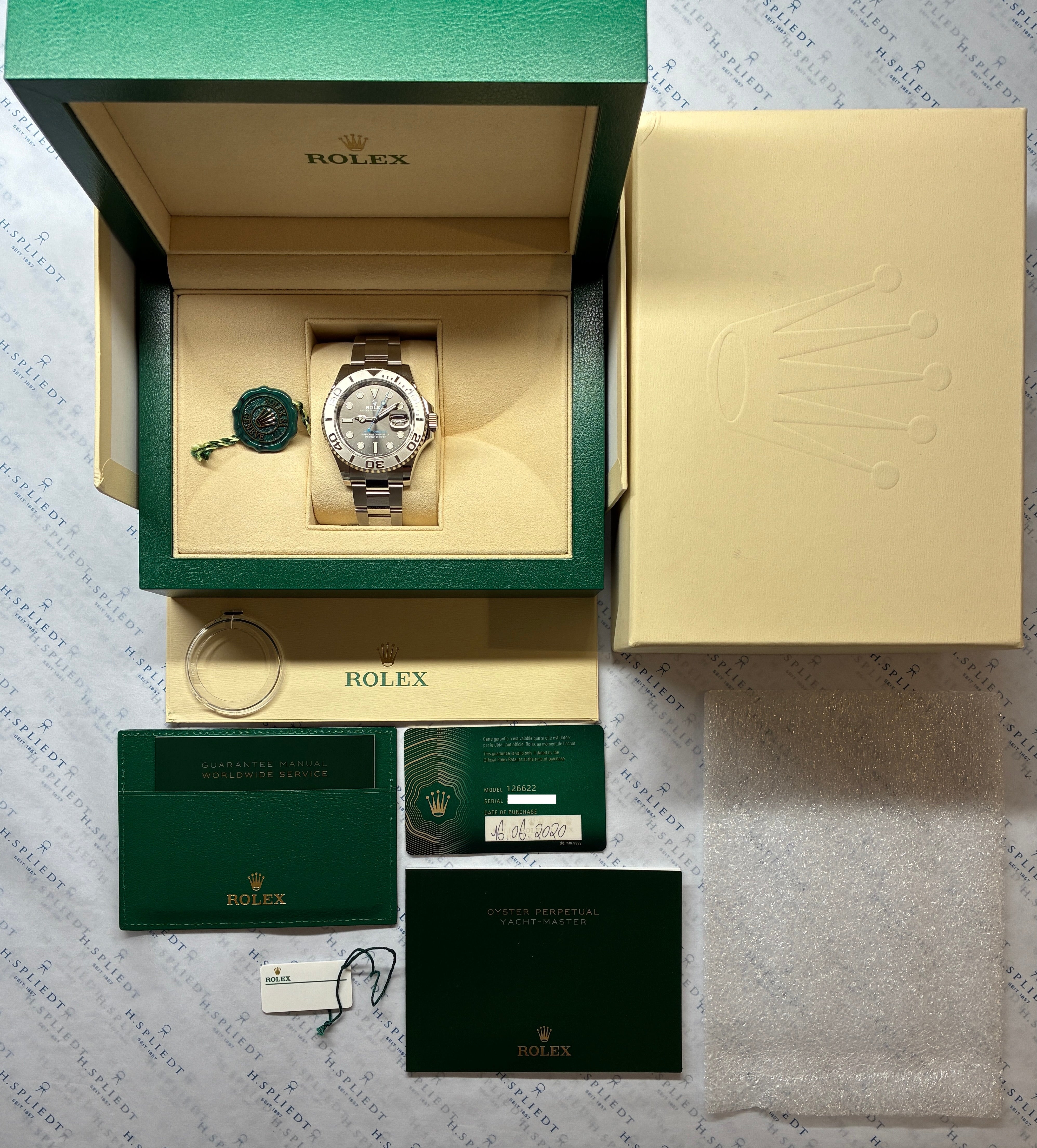 Rolex Yacht-Master 40 mit Rhodiumzifferblatt im geöffneten grünen Full-Set-Karton aus Edelstahl