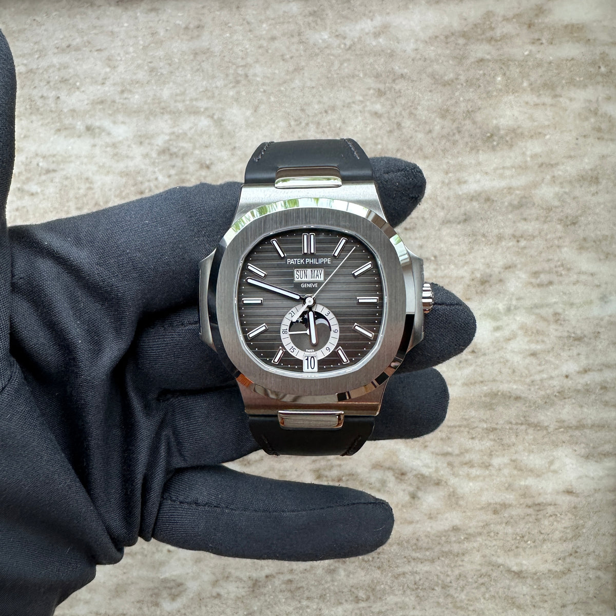 Patek Philippe Nautilus Annual Calendar 5726A-001 / premium Condition / Full Set / second Strap / Germany / 2025, Vorderansicht mit Zifferblatt, Krone und Armband vor neutralem Hintergrund
