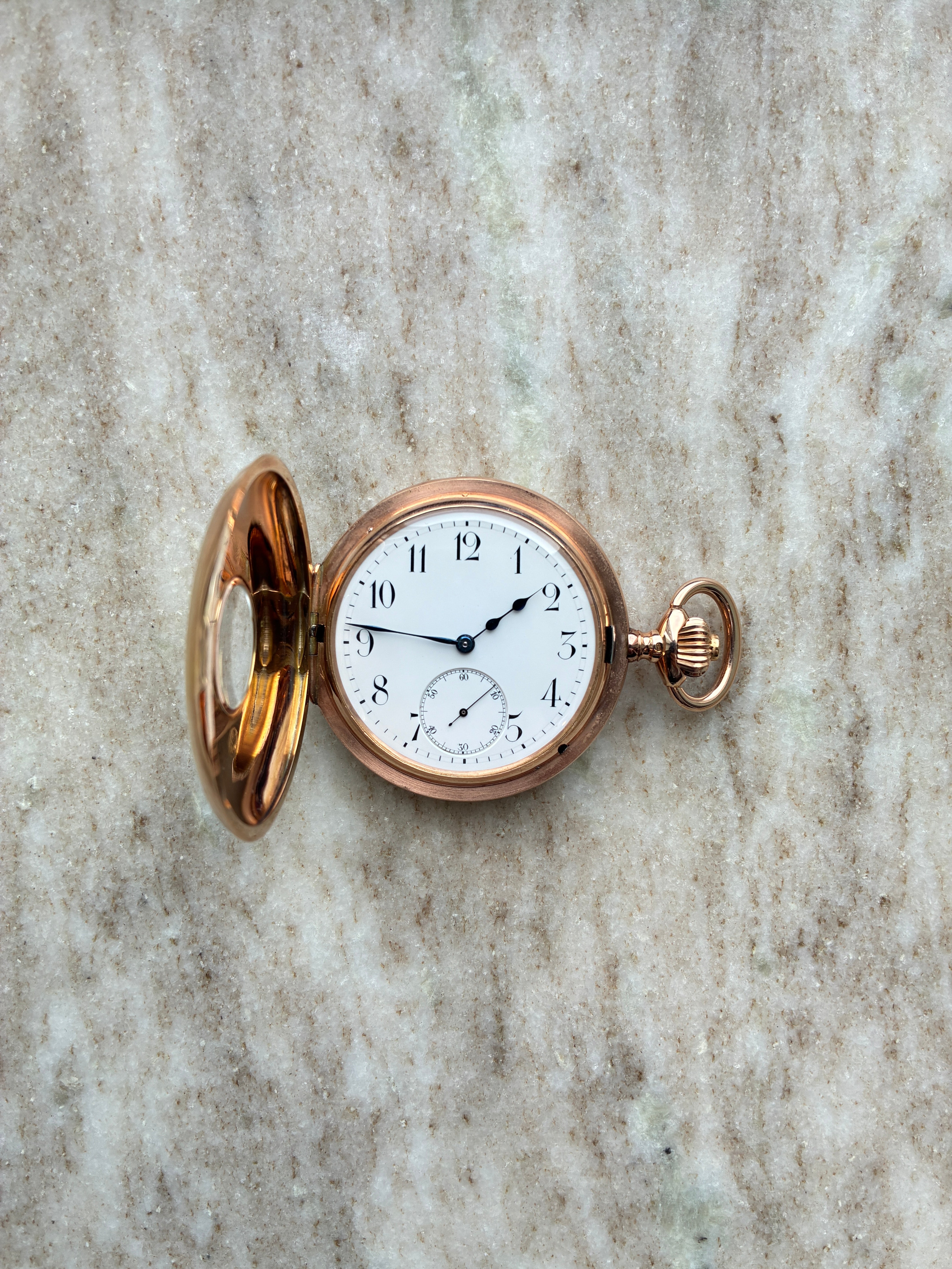 IWC Taschenuhr 14 Karat Gelbgold, Zifferblatt weiß, kleine Sekunde, Vorderansicht auf Marmor Hintergrund