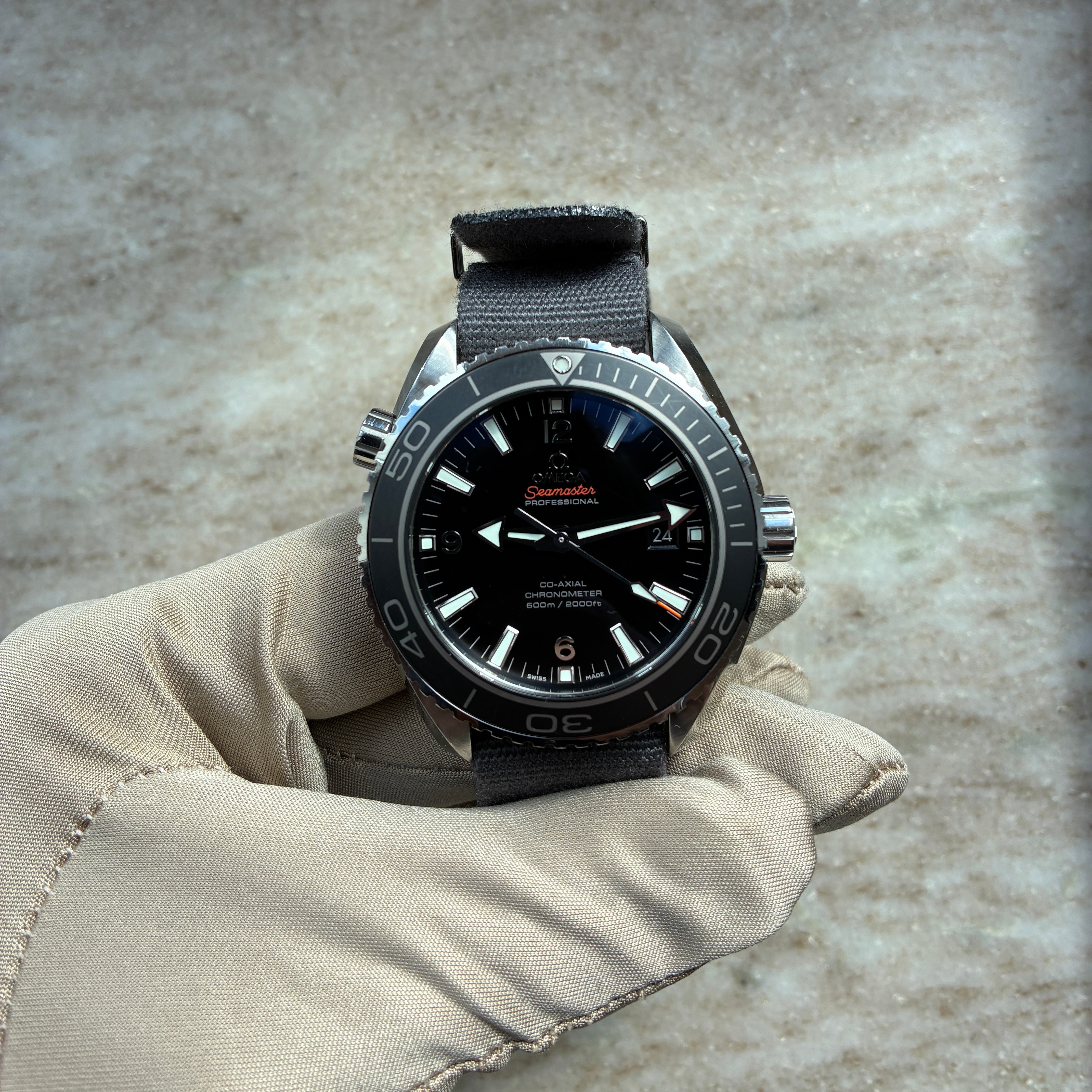 Omega Seamaster Planet Ocean 2. Gen. mit grauem Textilband, Keramiklünette und Datumskomplikation