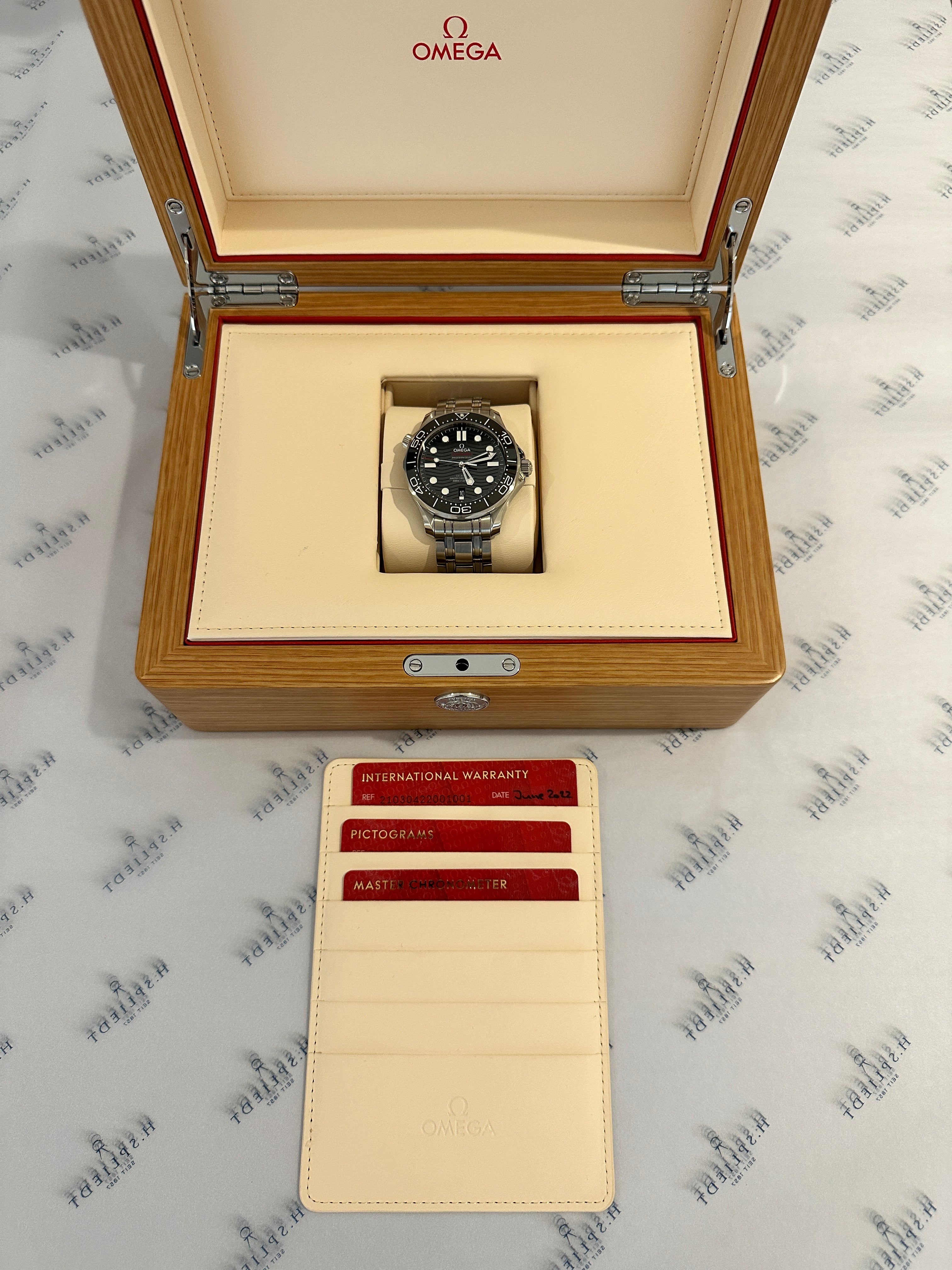 Omega Seamaster Diver 300 M aus Edelstahl in einer Holzkassette mit Garantiekarte