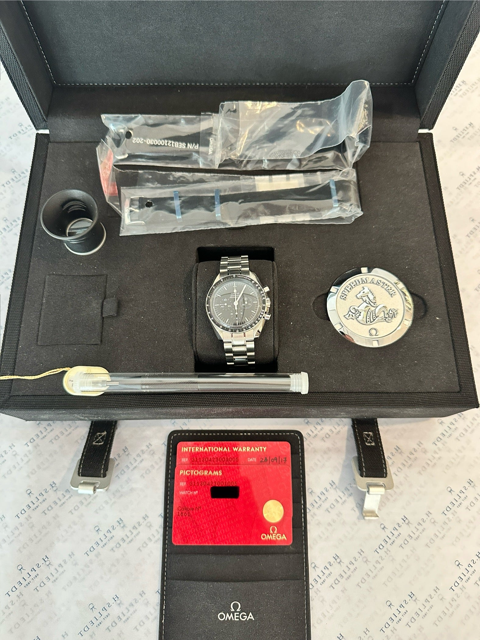 Omega Speedmaster Professional Moonwatch 2017 im geöffneten Koffer mit Zubehör und Garantiekarte