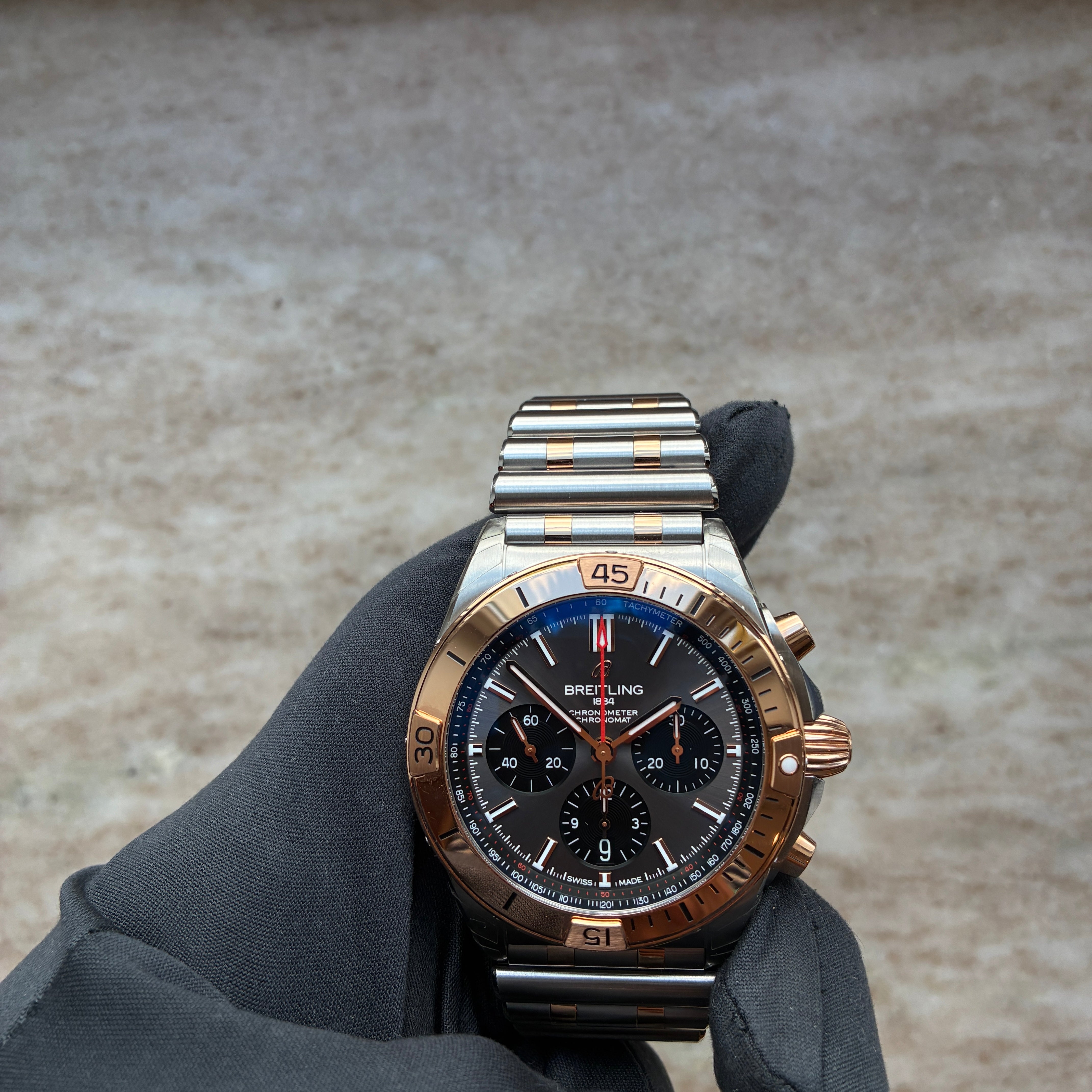 Chronomat B01 42 / Bicolor / Grey Dial / Stickers / Very good condt. / Full-Set / 2024