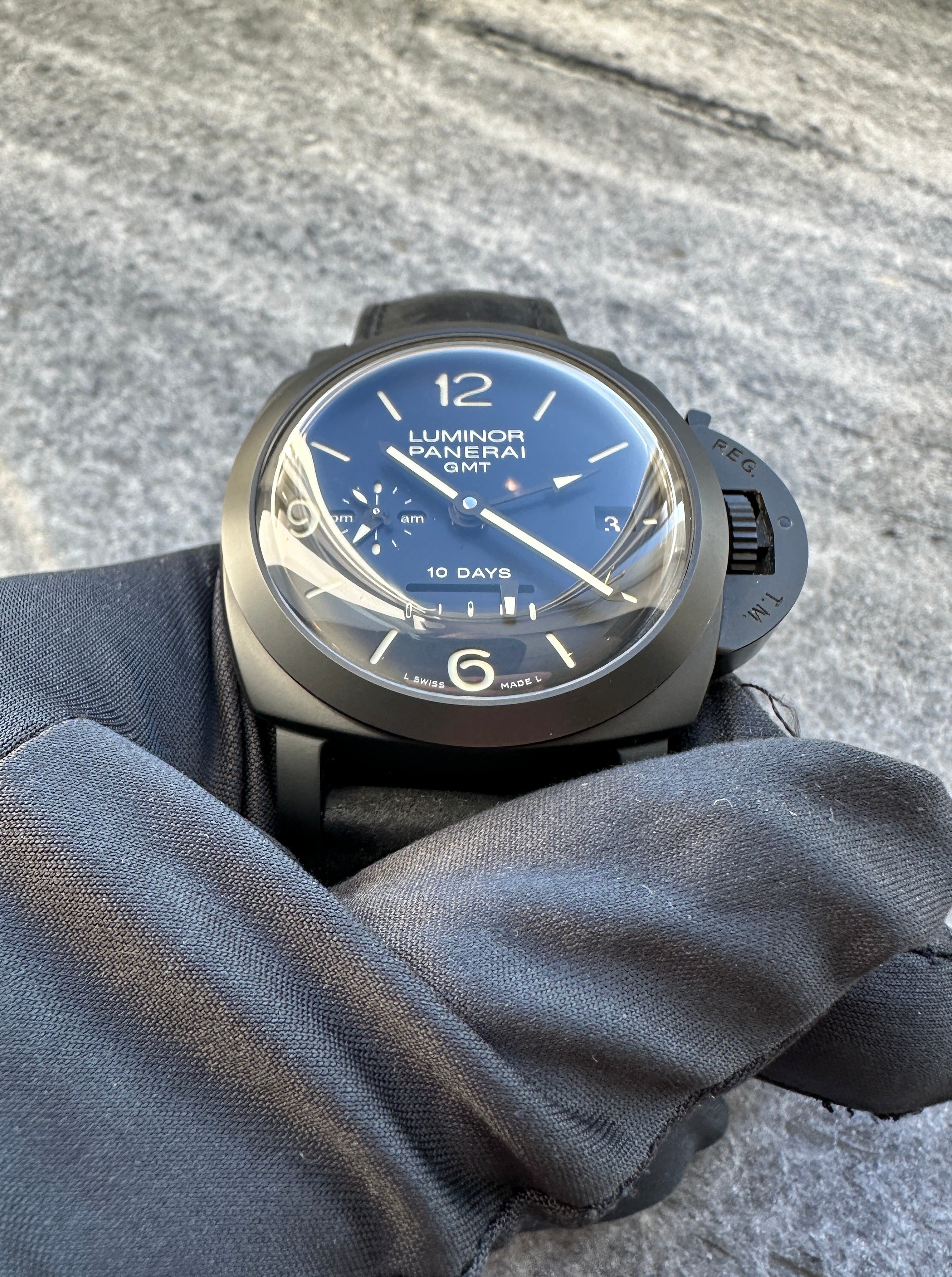 Panerai Luminor 1950 10 Days GMT PAM00335 Ceramic mit schwarzem Zifferblatt im Detail